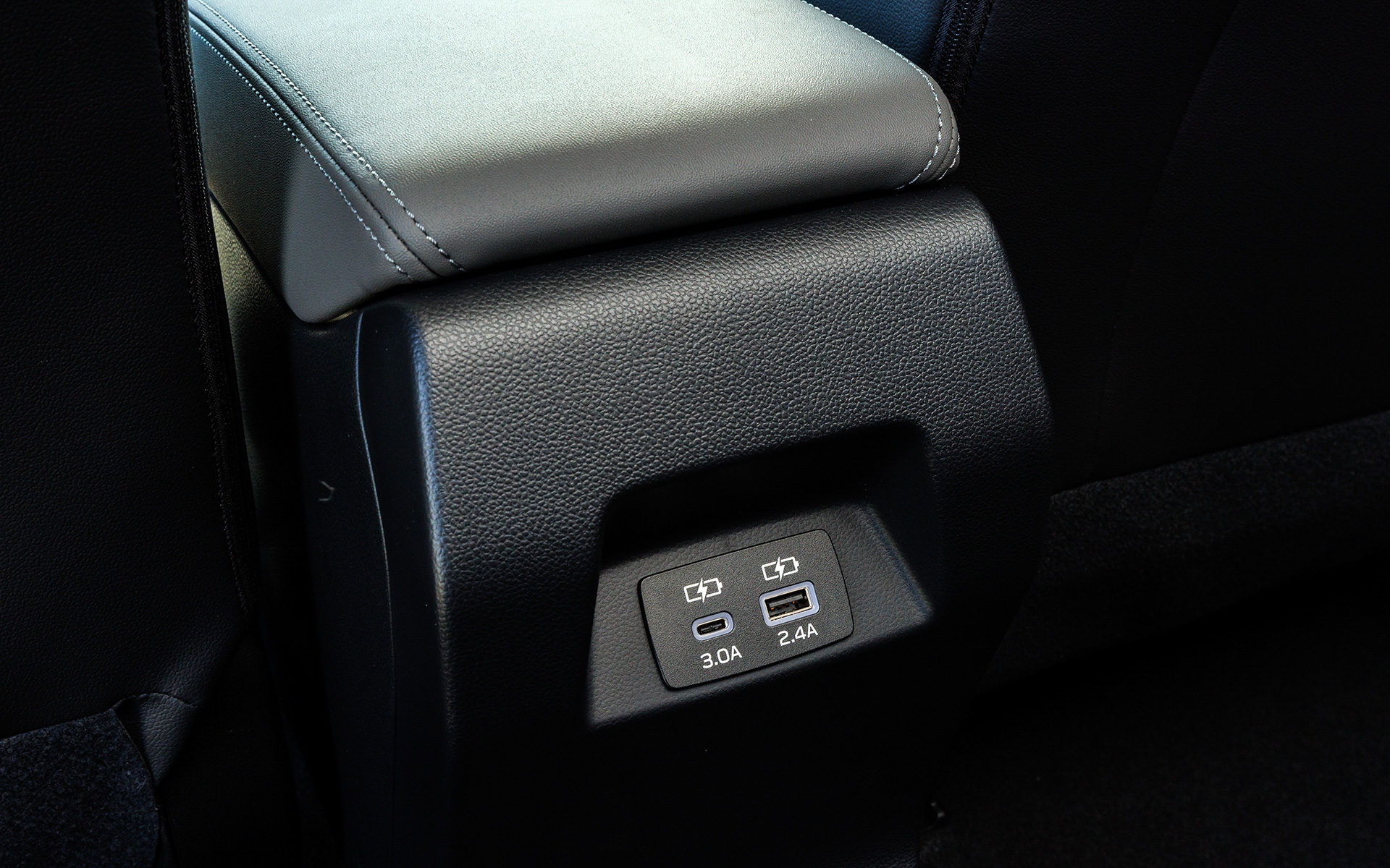 センターコンソール後端には後席用のUSB端子