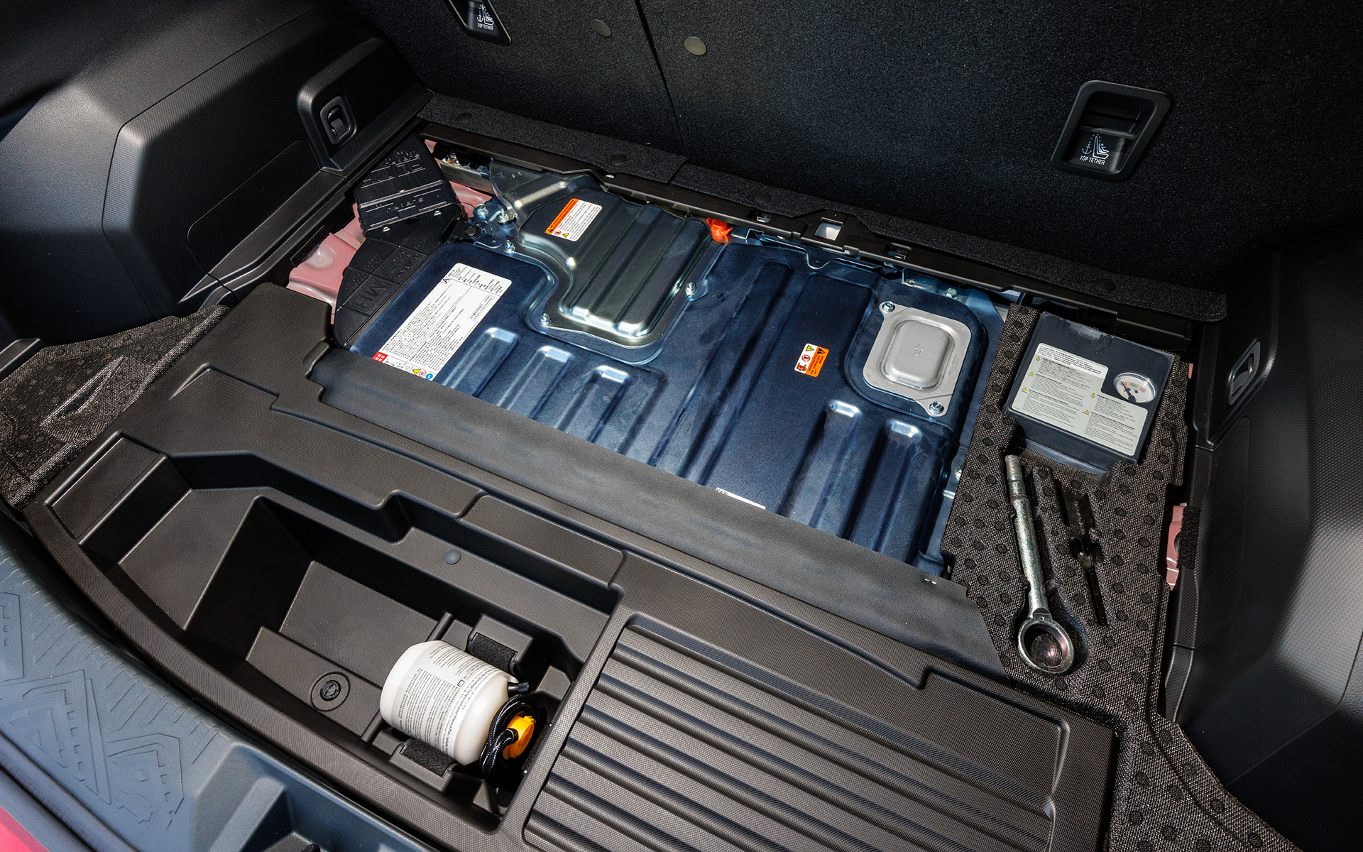 フロア下にはe-BPXER用のバッテリーとツール類