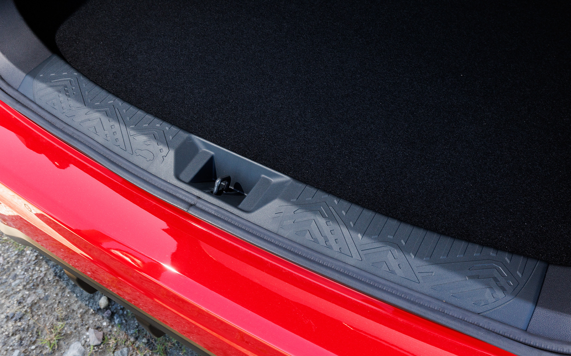 ベースグレードとプレミアムグレードともに、サイドシルプレートとリアゲート開口部に山脈をモチーフとしたテクスチャーが採用される