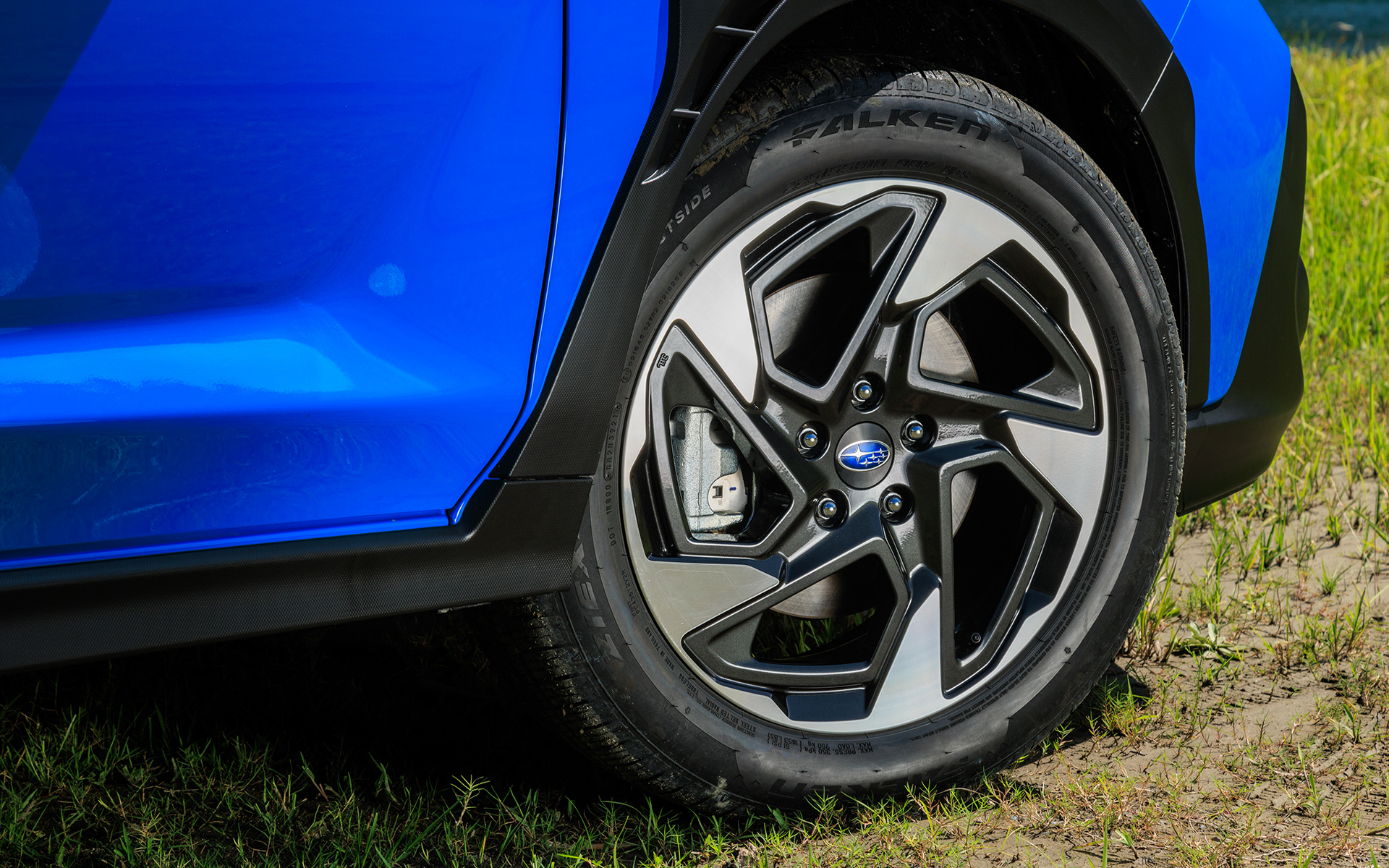 タイヤサイズは225/55R18。アルミホイールも18インチの専用形状モデルとなる