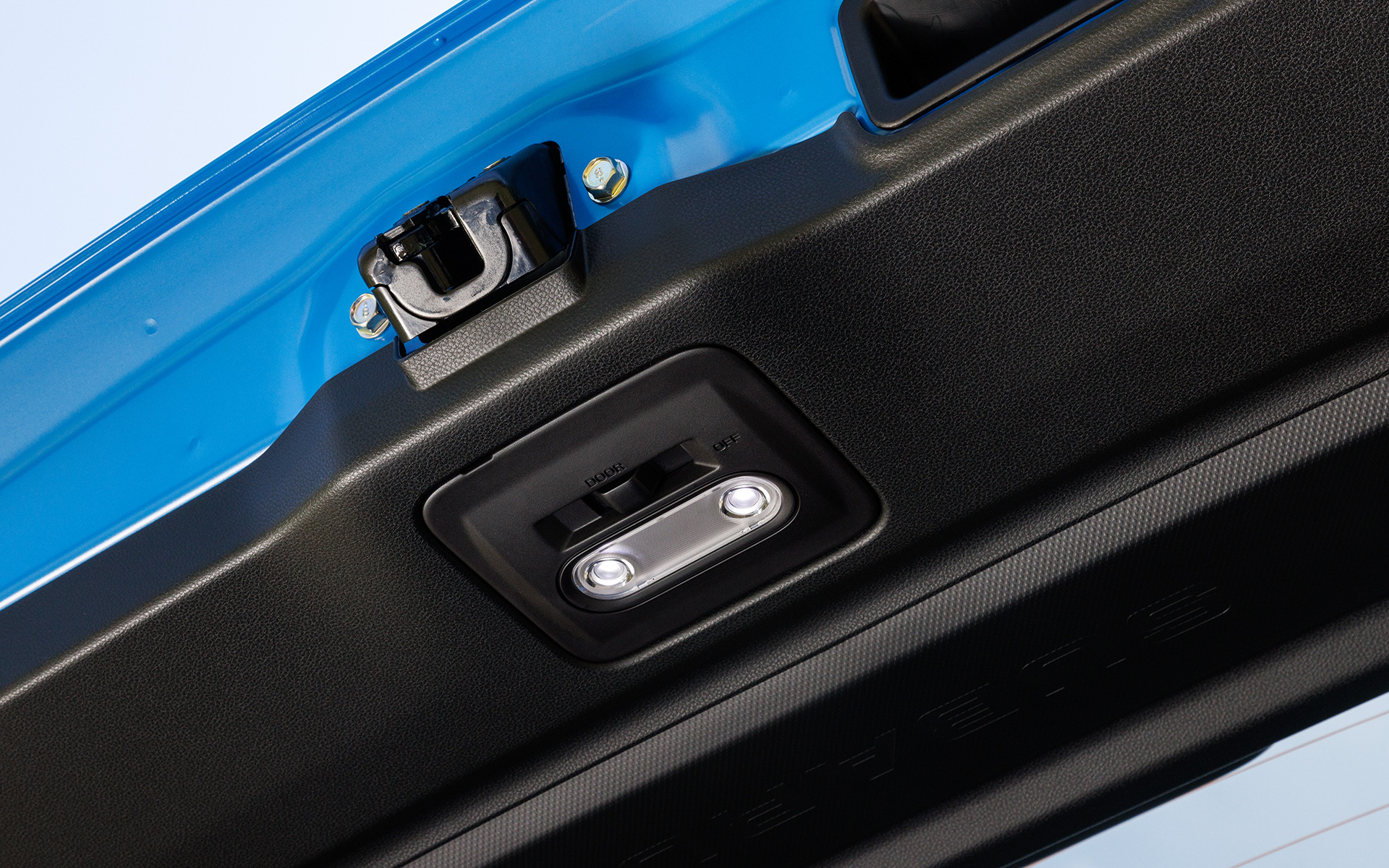 リアハッチにも照明が付く