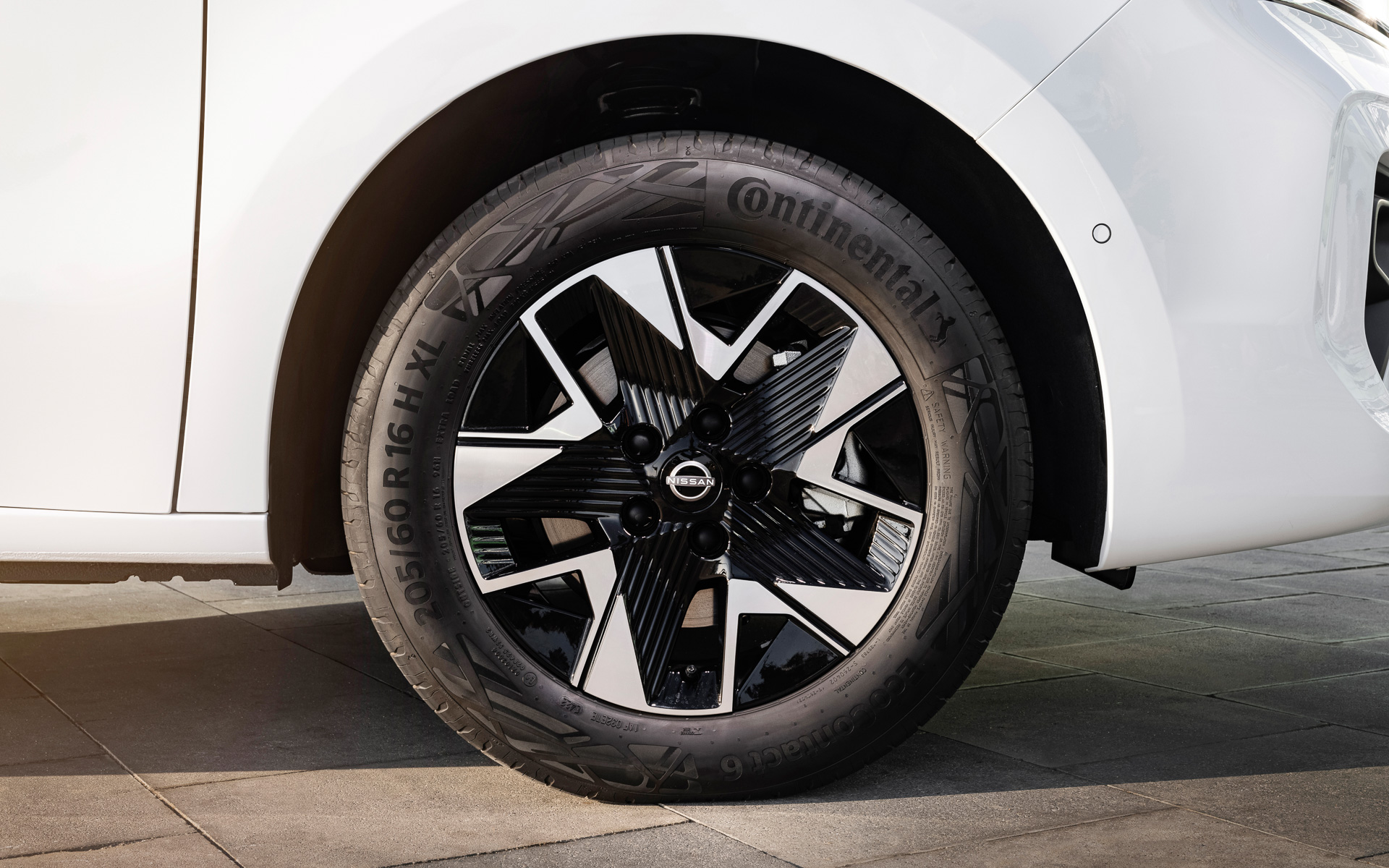 タウンスターは45kWhバッテリを搭載し、航続可能距離は最大300kmを実現