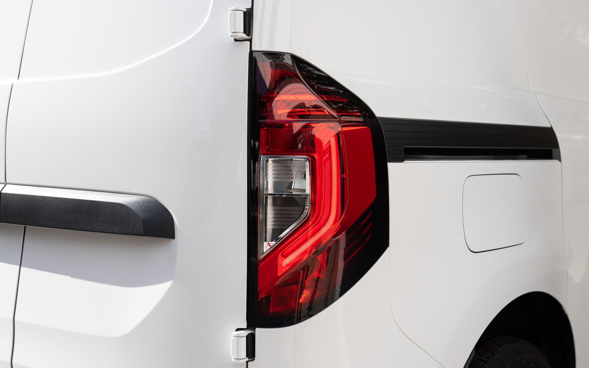 タウンスターは45kWhバッテリを搭載し、航続可能距離は最大300kmを実現