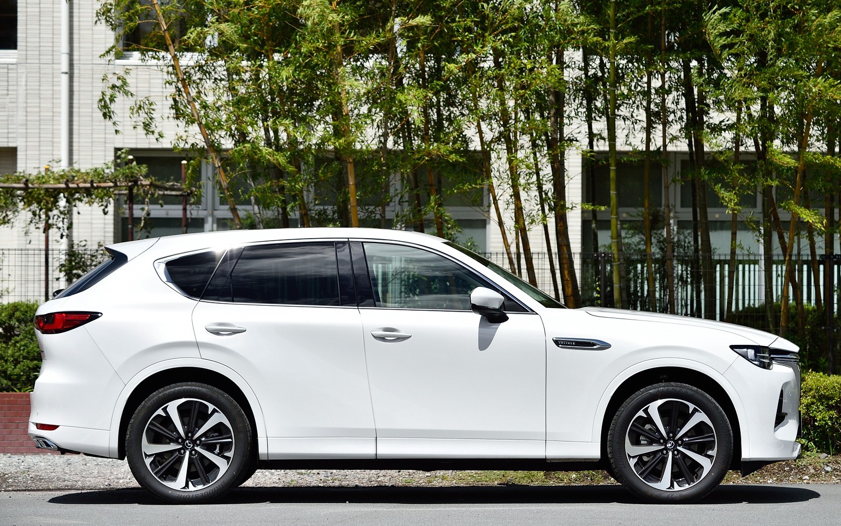 車両本体価格は552万7500円で、オプションの「ドライビングサポートプラス」「ウェルカムランプ」「フロアマット」と、有償色となる「ロジウムホワイトプレミアムメタリック」の合計20万200円が加算され、572万7700円