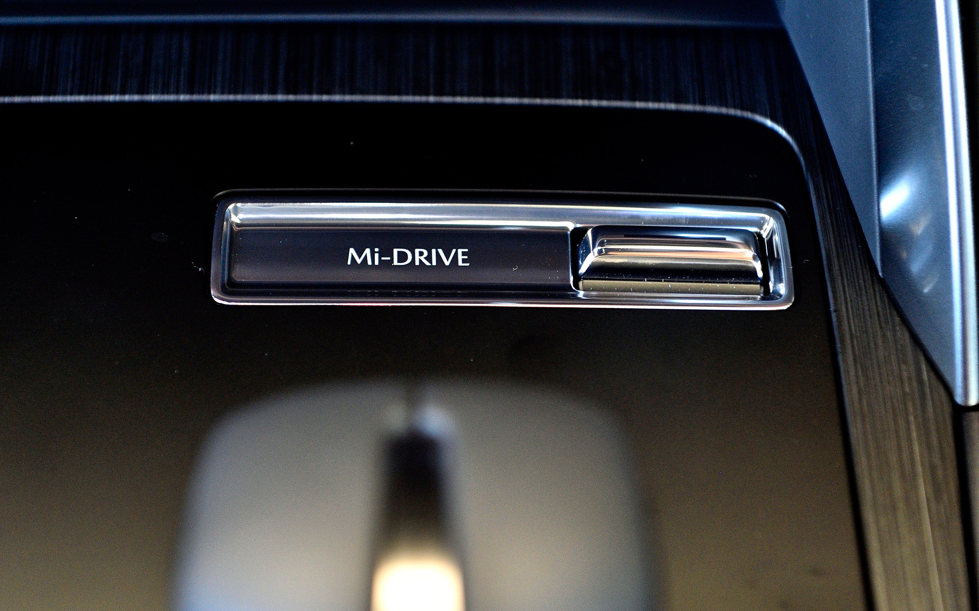 マツダ インテリジェント ドライブ セレクト（Mi-Drive）の切り替えスイッチはシフトノブの前に配置されている