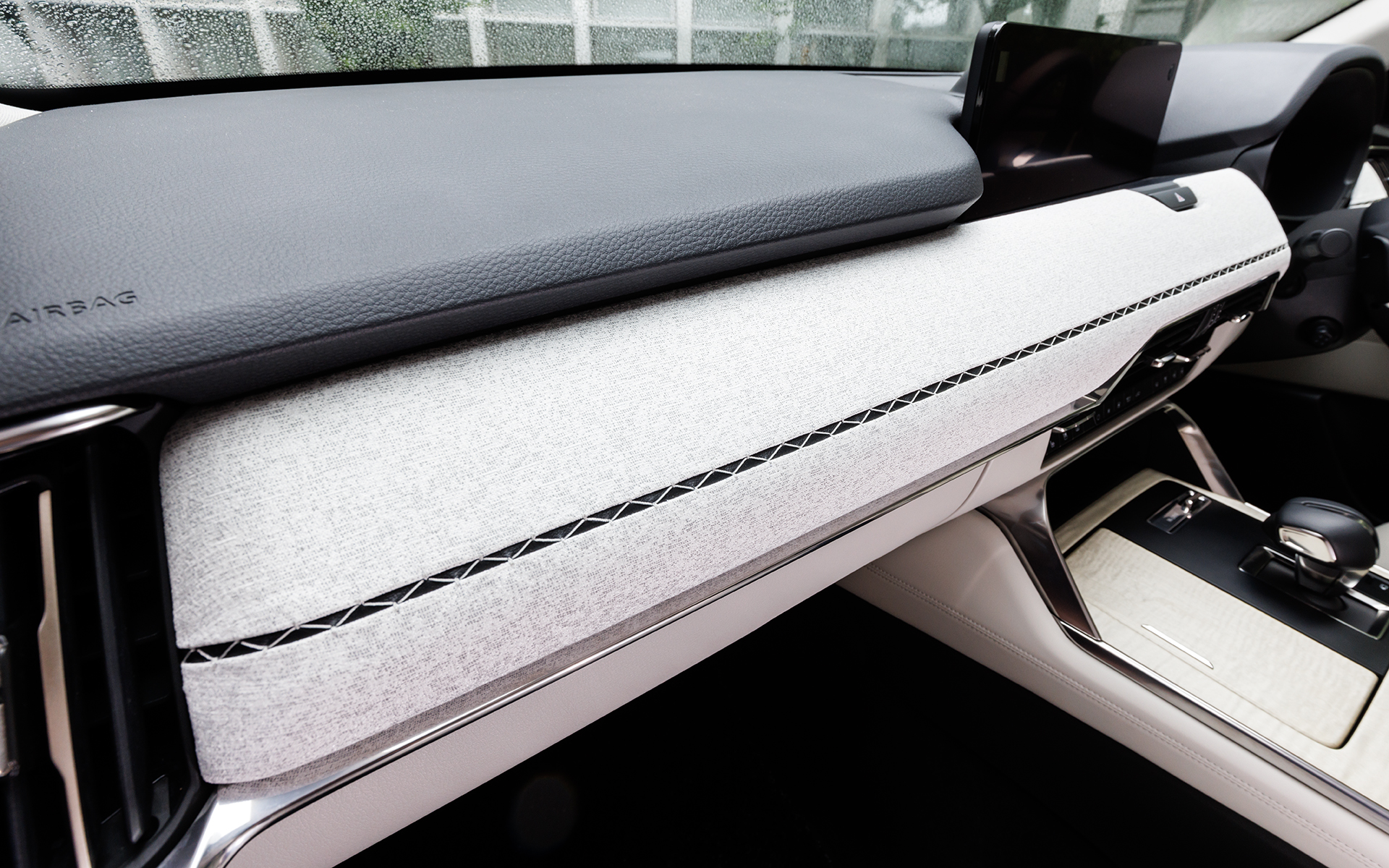 Premium Modernの内装は「プラチナサテン」で、インパネやフロントコンソールに手の込んだステッチが施され、ラグジュアリー感を高めている