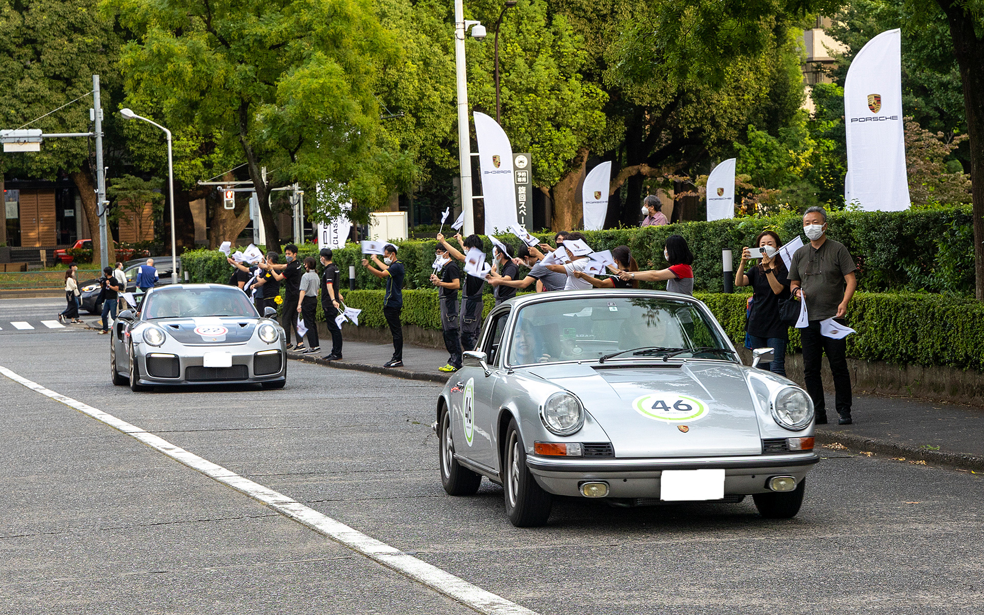 国道から東京プリンスホテル駐車場へ向かう道でも出迎えが行なわれた。オールド911も完走。後に続くのはGT2RS