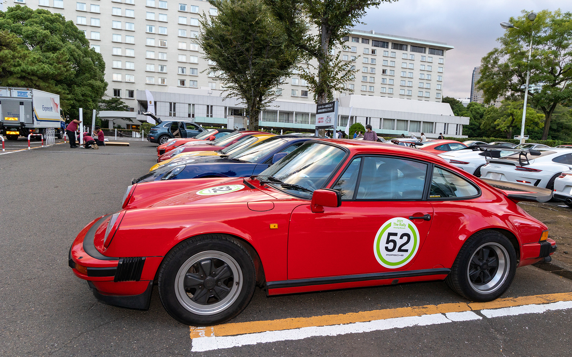 930シリーズも参加。すべての年代の911が揃っていたのでゴールの情報を得ていたポルシェファンが熱心にクルマの撮影をしていた