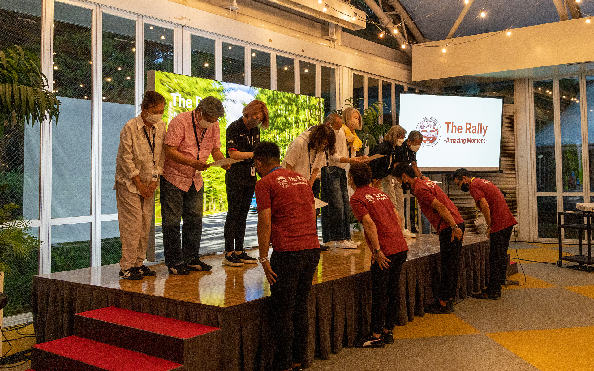 続けて完走したエントラントに修了証が渡された