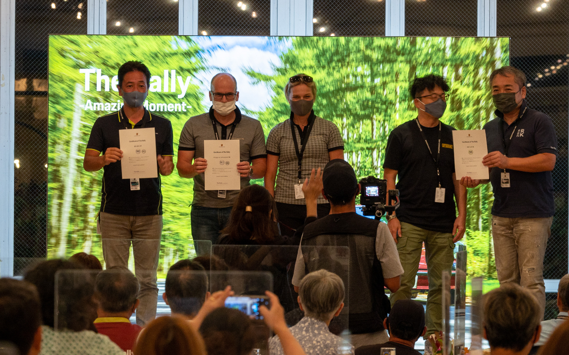 48組のエントラントが順に呼ばれてステージで修了証を受け取るが、フィリップ氏もエントラントして参加していたので同様にステージに上がり授与していた