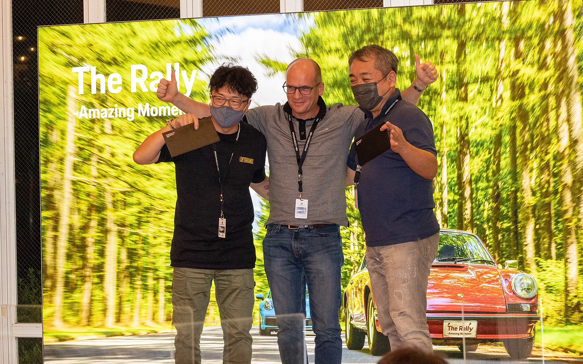 今回のエントラントによる参加車両の人気投票が行なわれた。選ばれたのは1965年式の912。オーナーとフィリップ氏の記念撮影も気さくな雰囲気で行なわれた