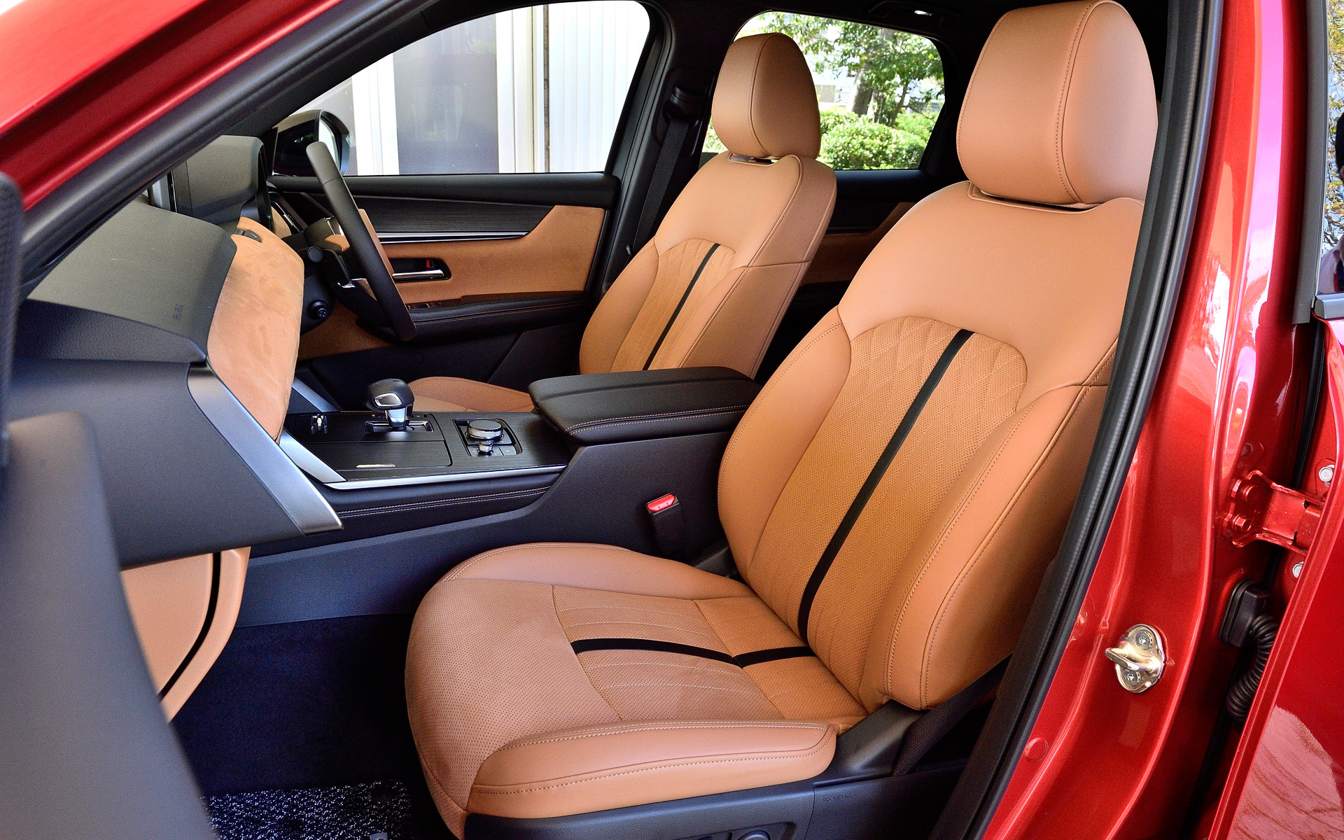 インテリアでは幅広なインストルメントパネル、サイドルーバーからドアトリムへ連続する造形により、ワイドでリッチな空間を表現。前後を貫く大型コンソールは、FRらしい強力なトランスミッションとその先にある縦置エンジンの存在を感じさせるとともに、構造的な強さを表現したという