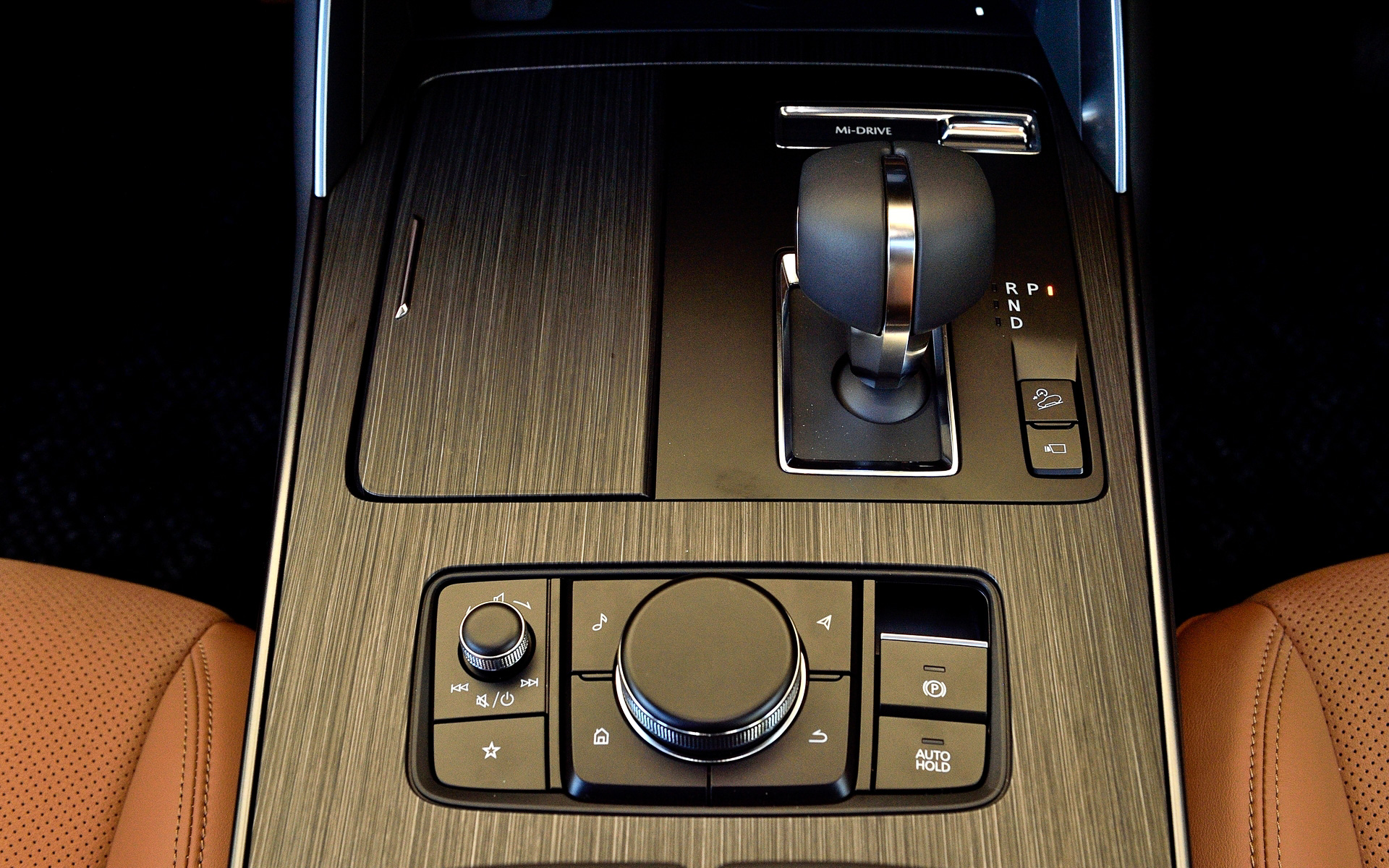 インテリアでは幅広なインストルメントパネル、サイドルーバーからドアトリムへ連続する造形により、ワイドでリッチな空間を表現。前後を貫く大型コンソールは、FRらしい強力なトランスミッションとその先にある縦置エンジンの存在を感じさせるとともに、構造的な強さを表現したという