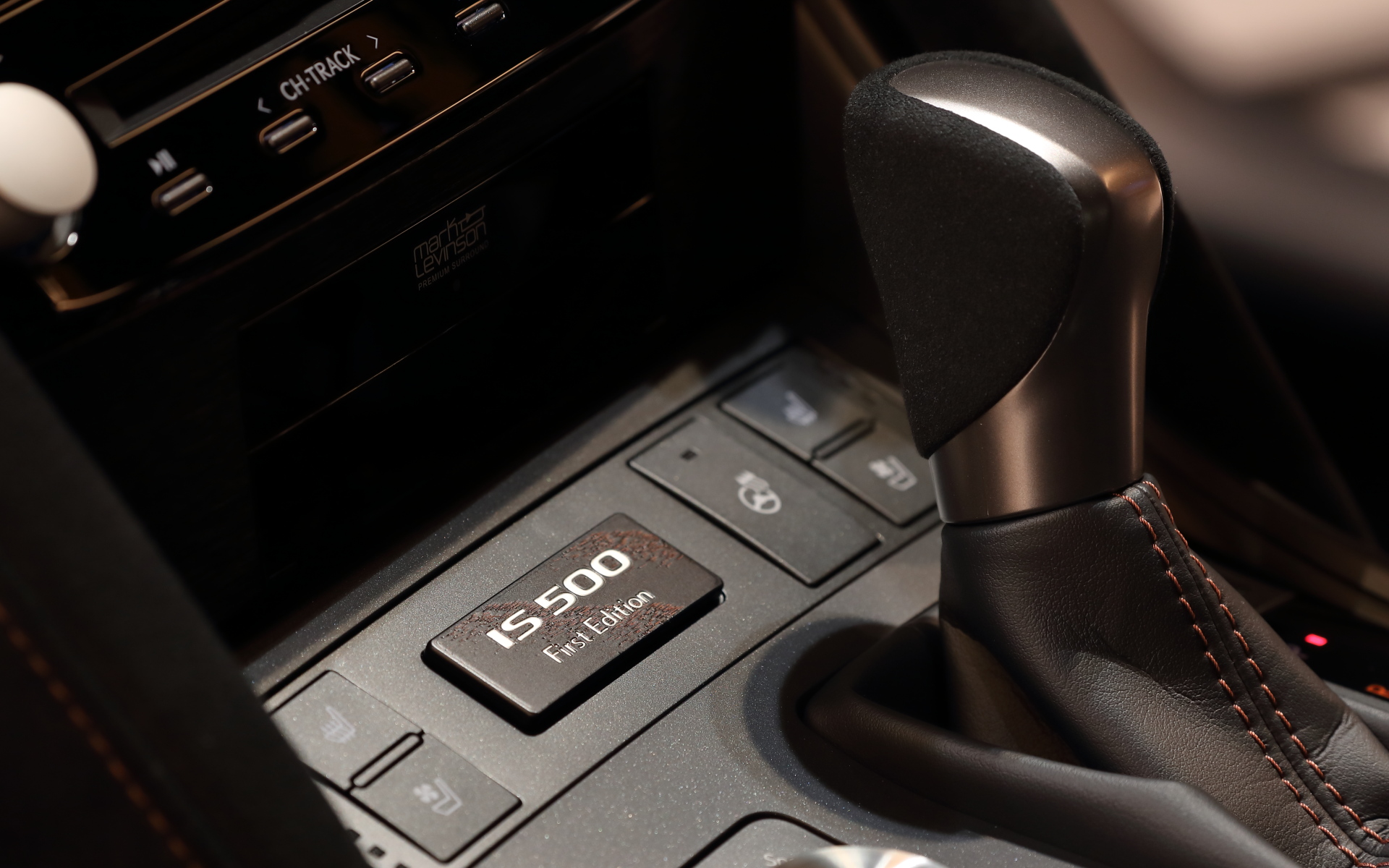 トランスミッションは8速AT。First Editionのオーナメントも奢られる