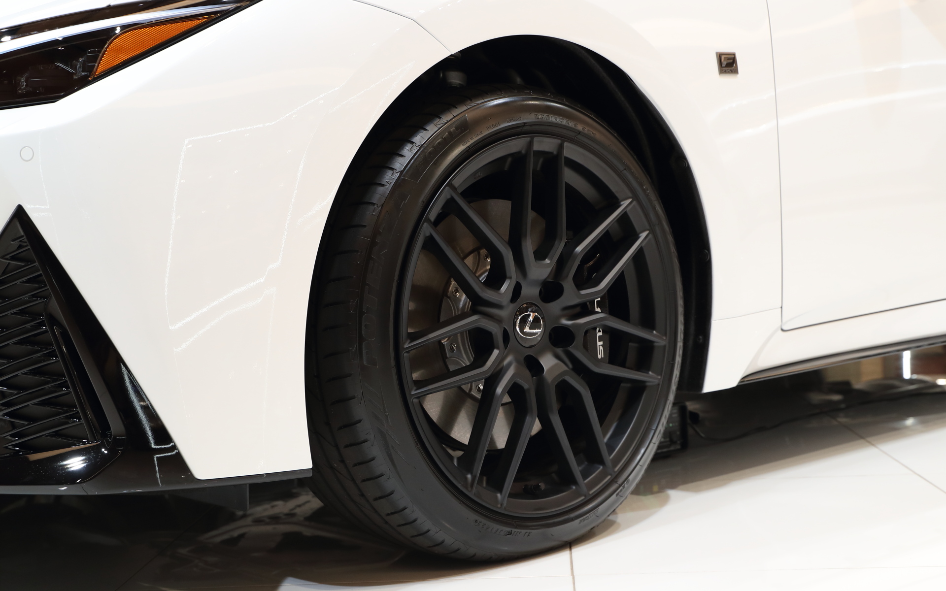 タイヤサイズは、フロント235/40 R19、リア265/35 R19。First Editionでは専用鍛造アルミホイールを装備する