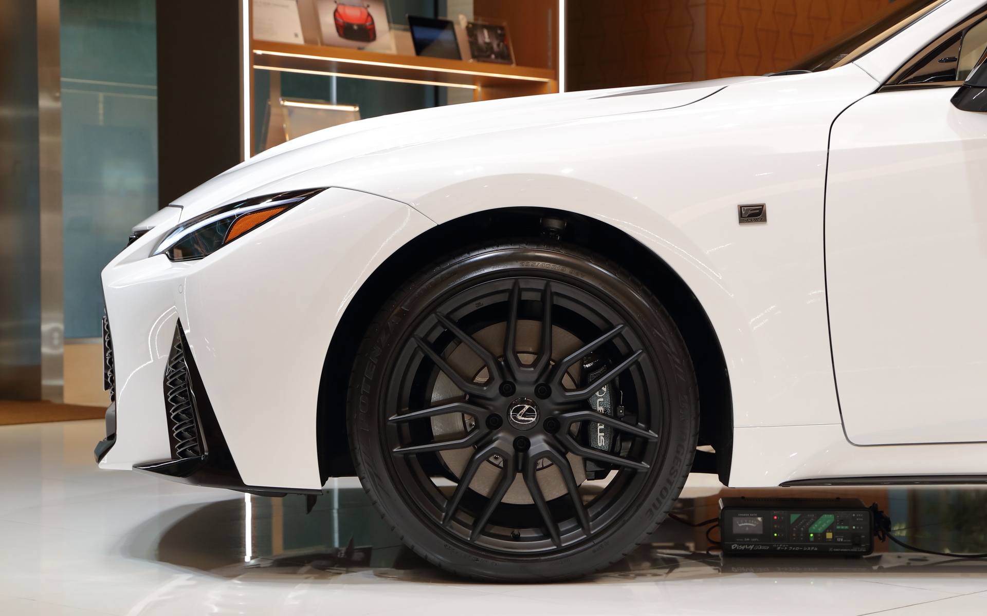 V型8気筒エンジンを搭載するため50mm延長されたフロントまわり。FRらしい伸びやかなプロポーションとなっている