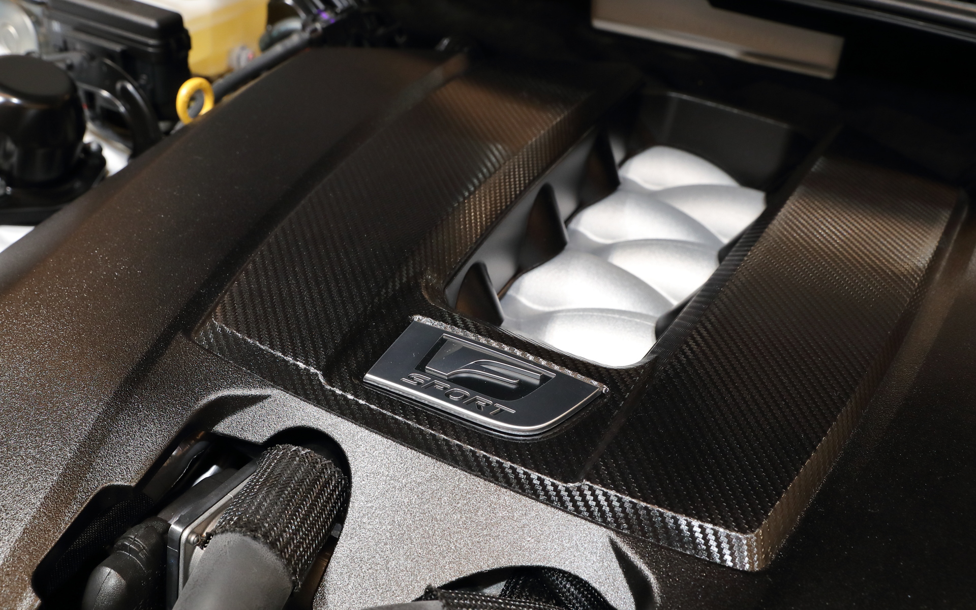 V型8気筒らしいインテークを見ることができる