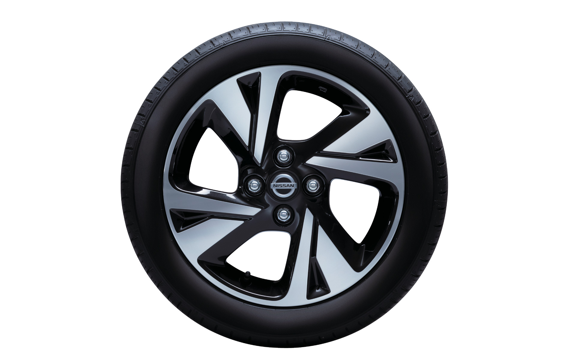 ルークスのハイウェイスターXプロパイロットエディションには、15インチタイヤ＆アルミホイールが標準設定に