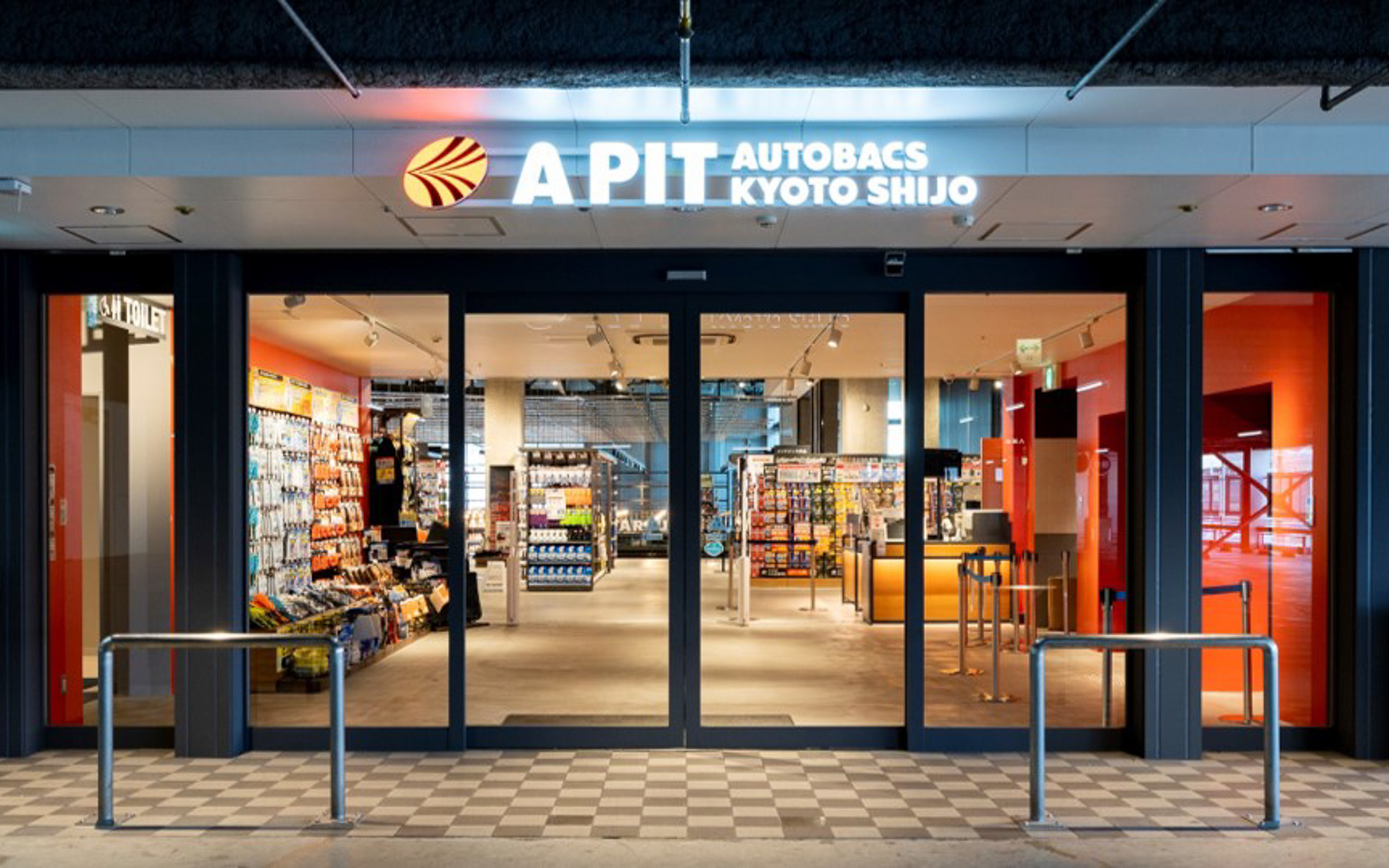 A PITオートバックス京都四条店舗入り口