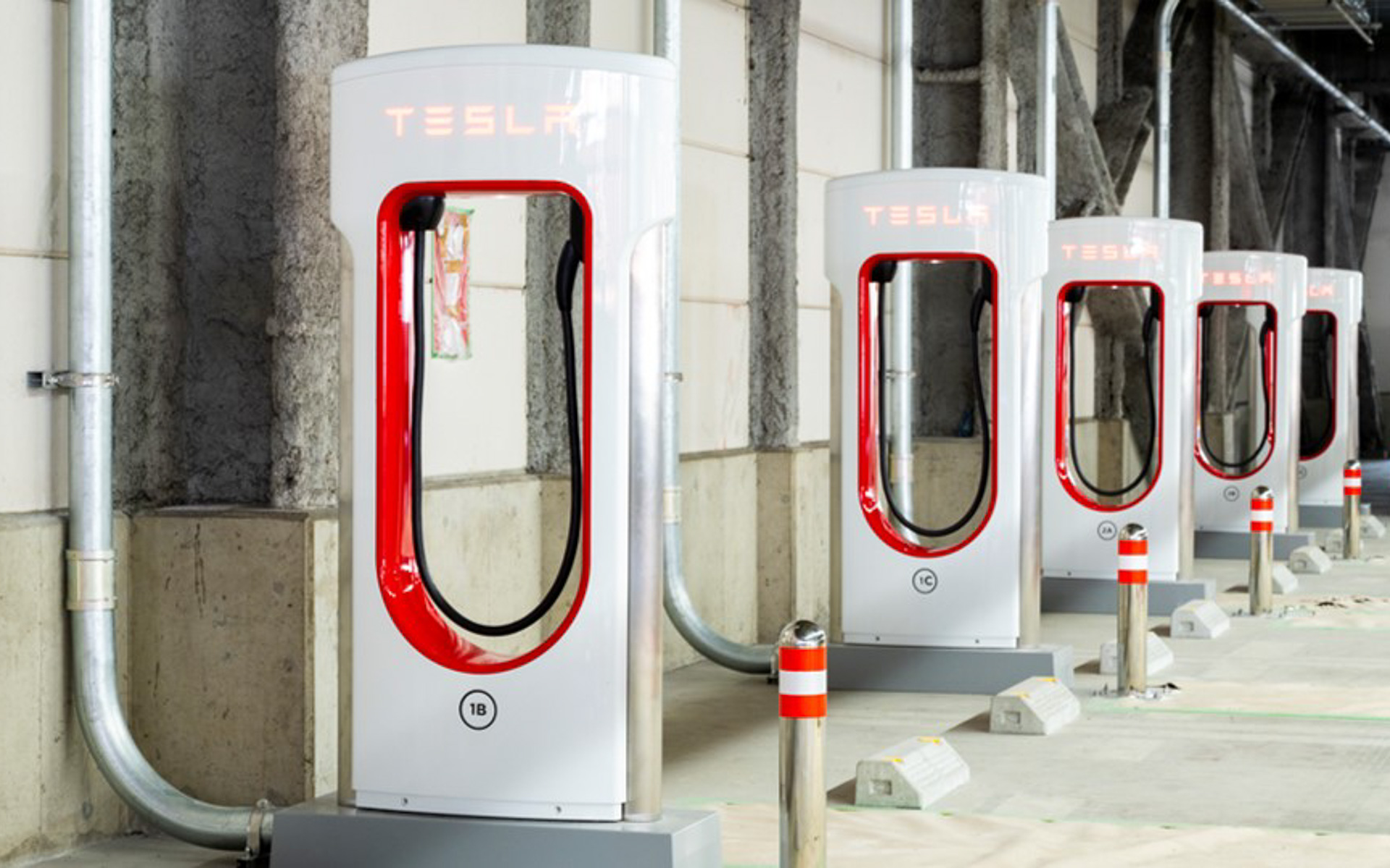 駐車場にはテスラ専用の急速充電設備「スーパーチャージャー」を6基設置