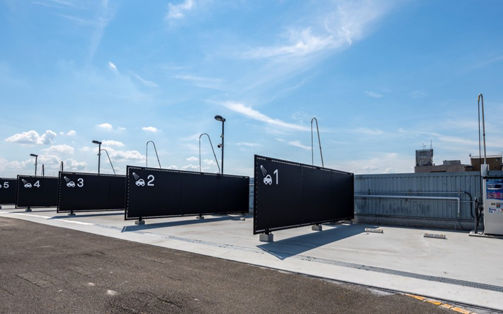 屋上にはセルフ洗車場スペースを用意。泡洗剤も噴射できるスプレー洗車機5台、車内清掃用の高性能掃除機2台を設置している