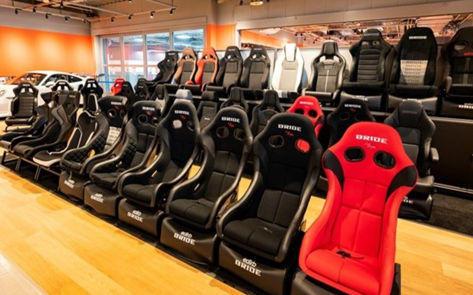 チューニングパーツやドレスアップパーツも豊富に取り扱う