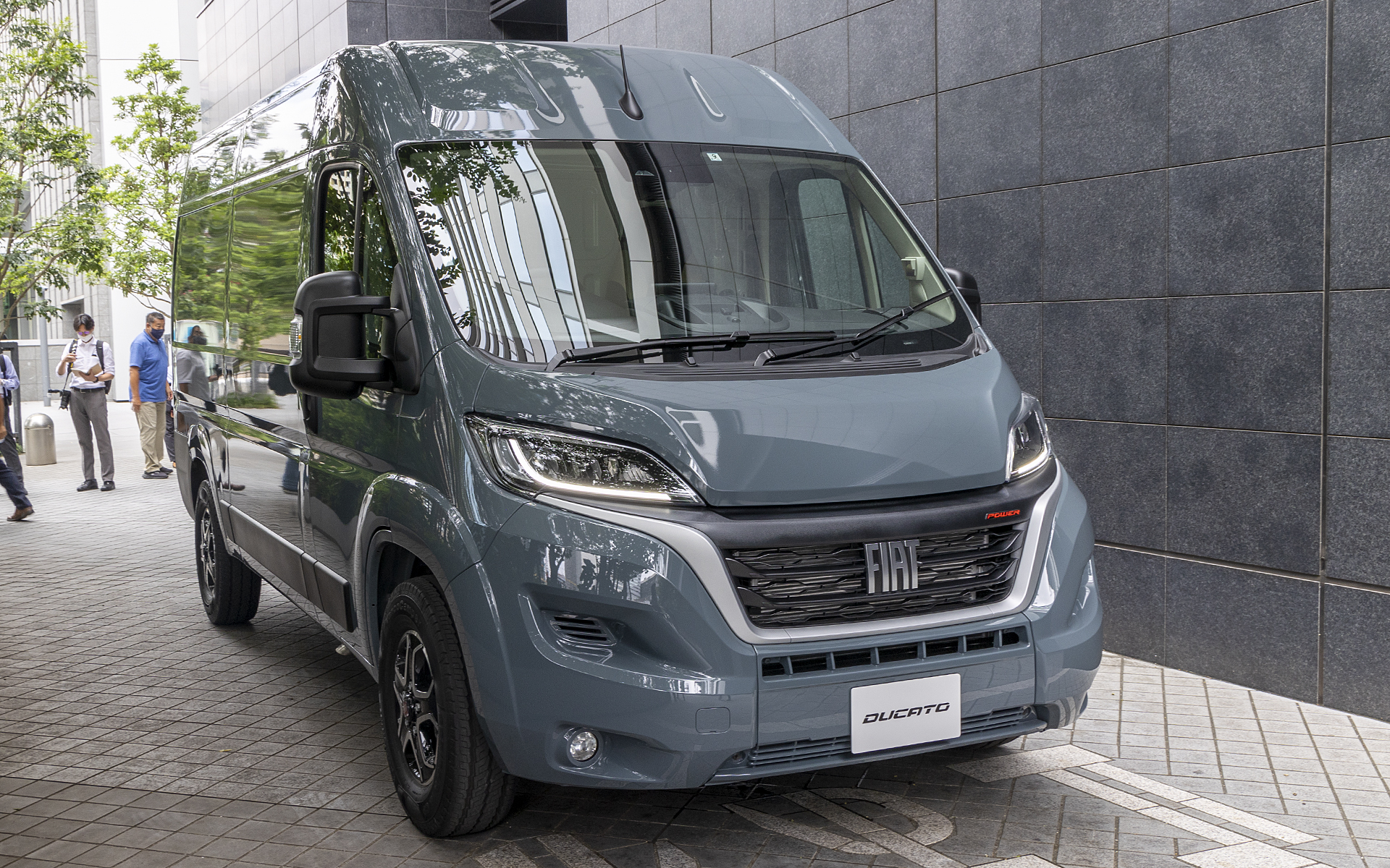 全長的にはトヨタ ハイエースのロングボディ車と同等だが、幅と高さはL2H2のほうが大きい