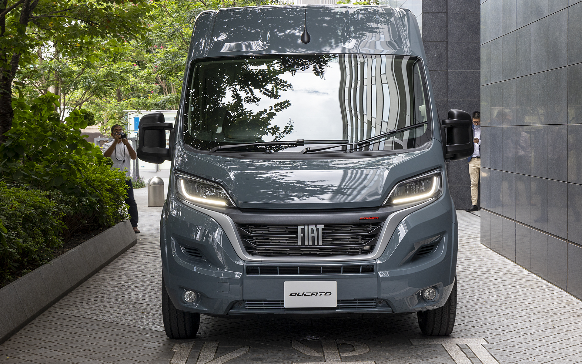 全長的にはトヨタ ハイエースのロングボディ車と同等だが、幅と高さはL2H2のほうが大きい