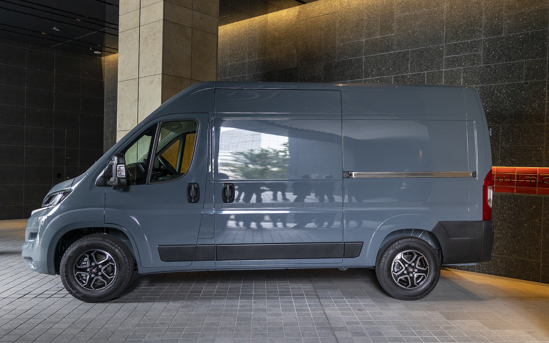 撮影車はL2H2。商用車だが日本車とは違うデザインを持ち、キャンピグカー業界では並行輸入で扱っていたが人気が高かったという