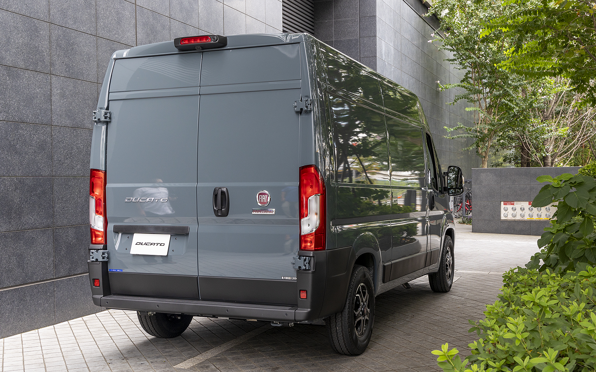 全長的にはトヨタ ハイエースのロングボディ車と同等だが、幅と高さはL2H2のほうが大きい