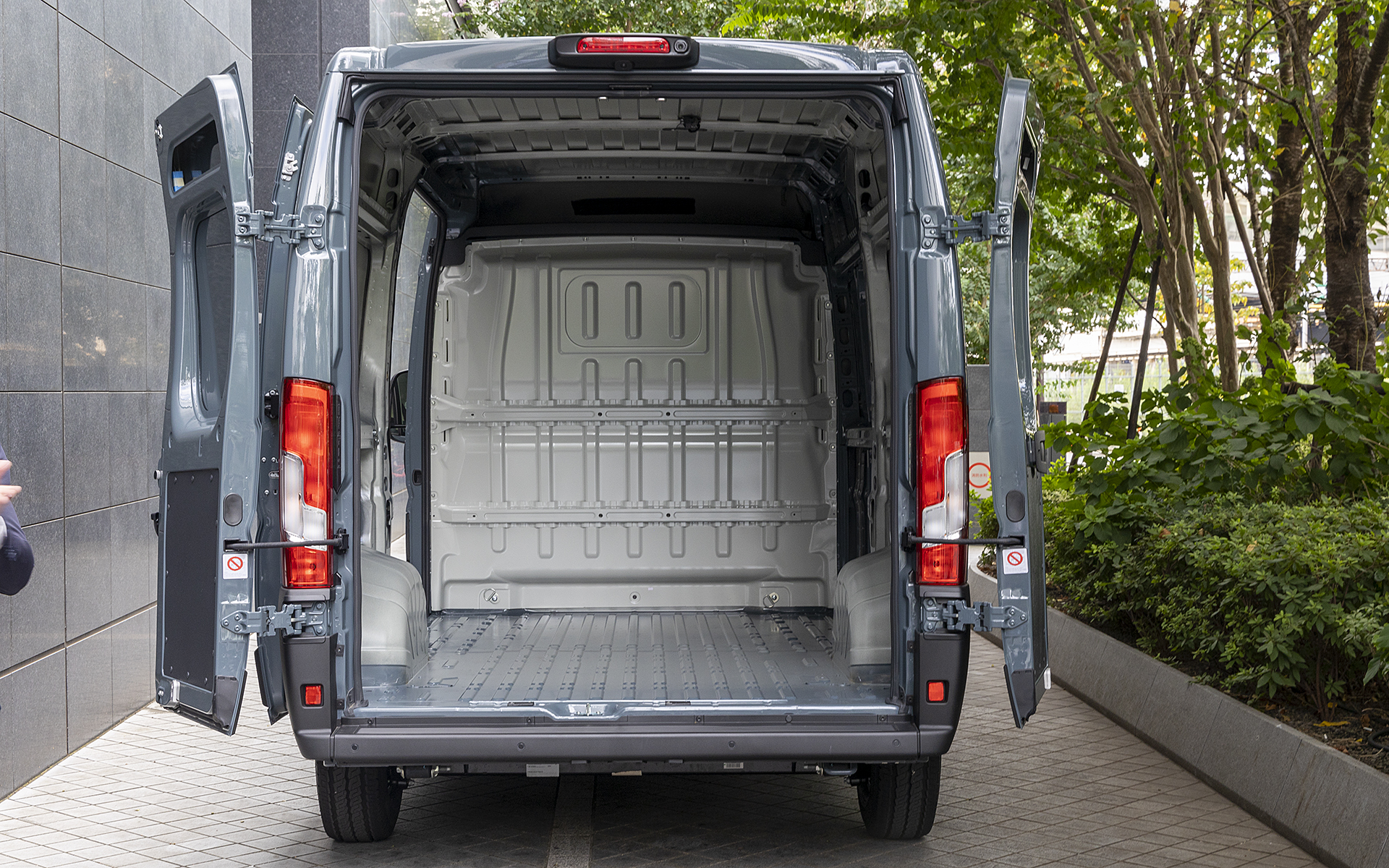 カーゴスペースは内張がないので用途に合わせて仕上げるのが前提の仕様となっている。リアゲートは両開き式で、左側のみスライドドアを搭載