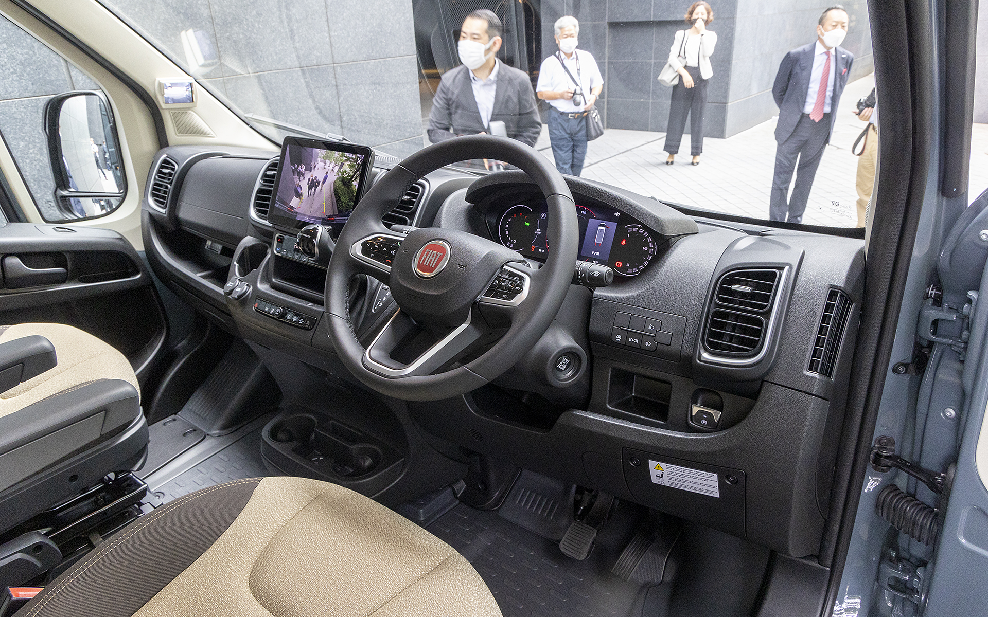 乗用車のようなインテリア。キャンピングカーベースと考えるとこの点も重要なポイントだ