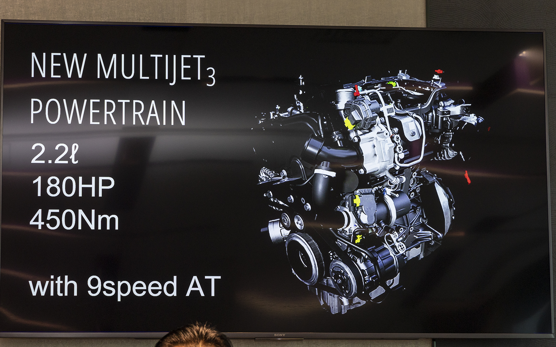 エンジンは直列4気筒2.2リッターディーゼルターボ「MULTIJET3」で最高出力が180HP、最大トルクが450Nm。トランスミッションは9速ATだ