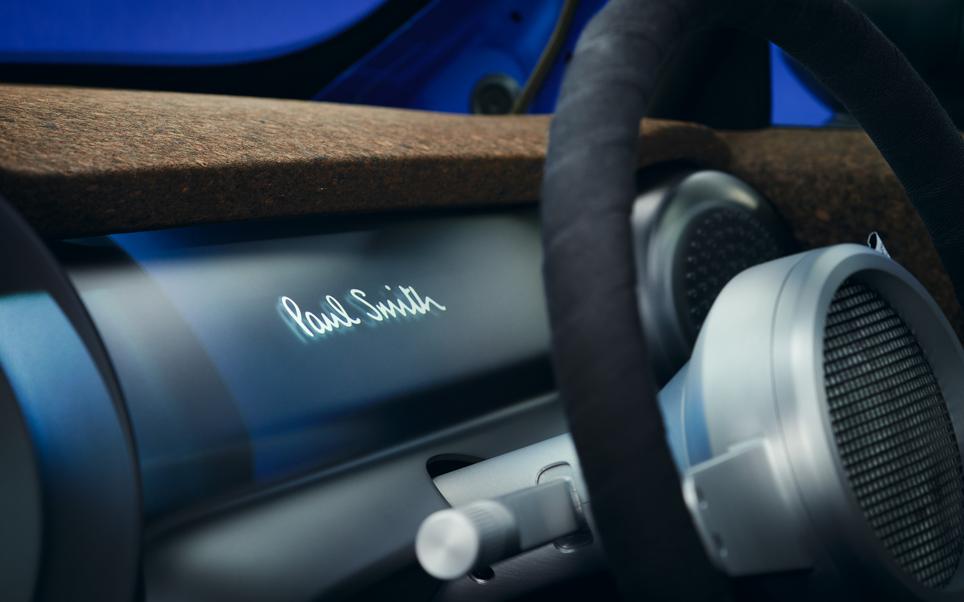 ステアリング、メーター、シート、シートベルトなど必要最低限のパーツは残し、フロアマットなど多くの部品を外すことでシンプルさを追求した