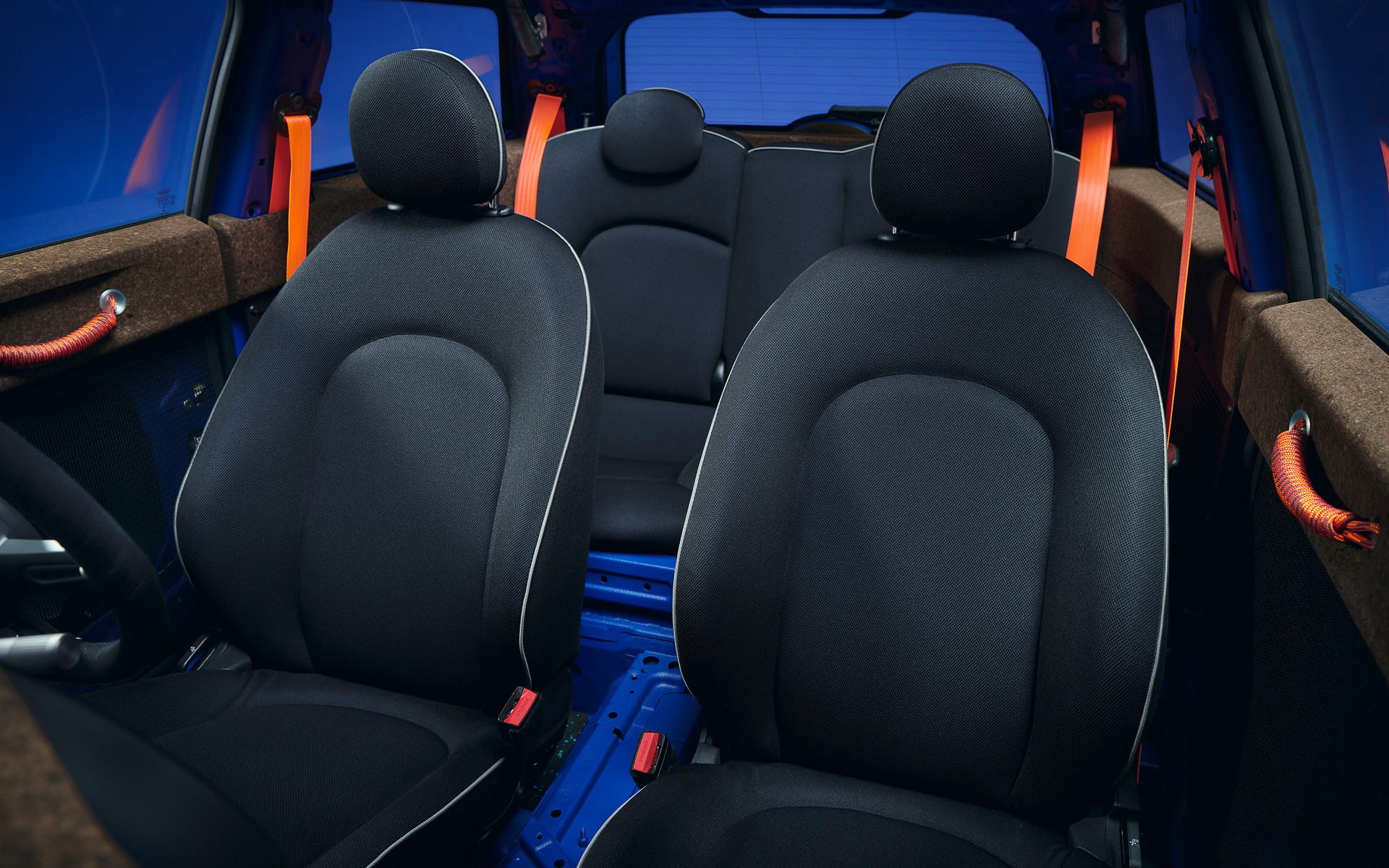 ステアリング、メーター、シート、シートベルトなど必要最低限のパーツは残し、フロアマットなど多くの部品を外すことでシンプルさを追求した