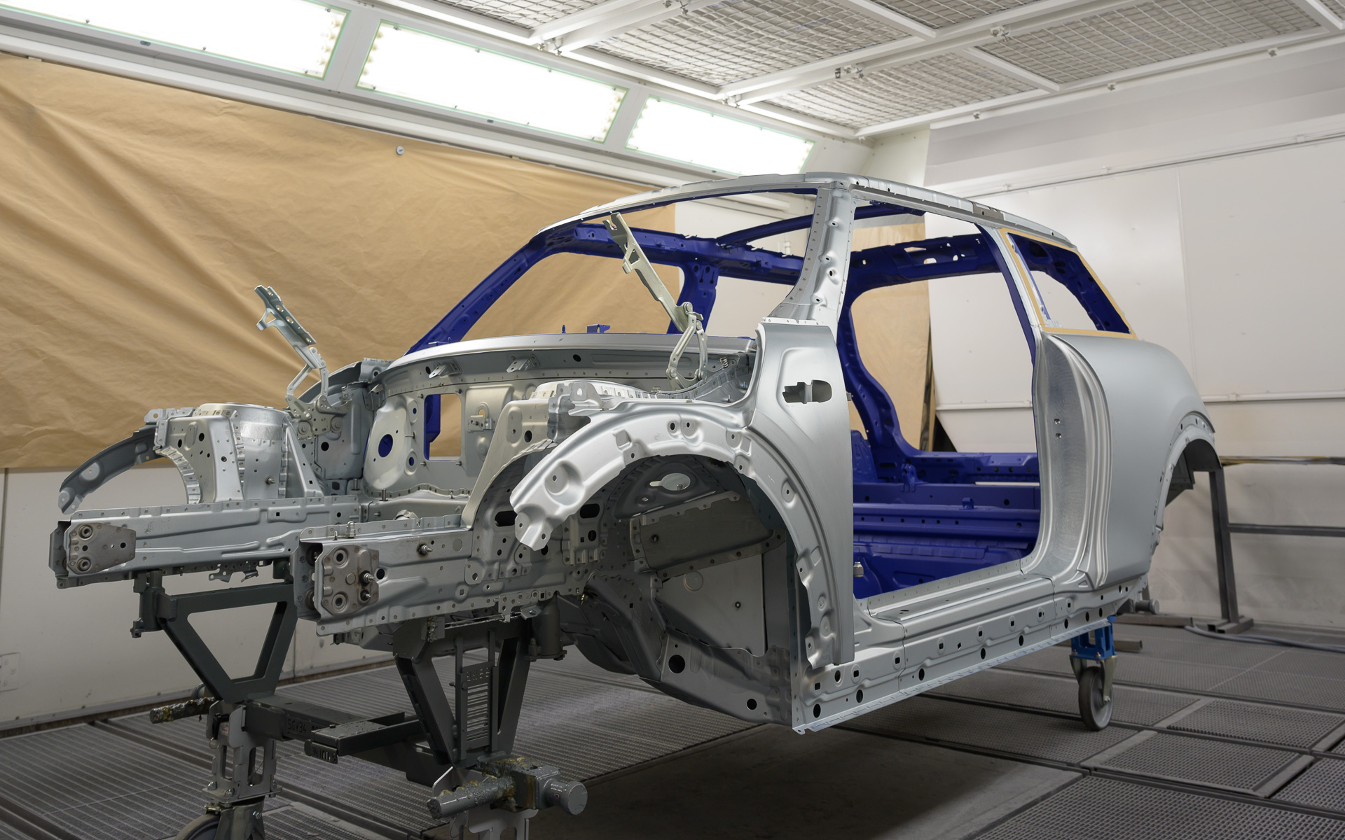 イベント会場では2台の展示車両ができるまでの過程をパネルで辿れるという