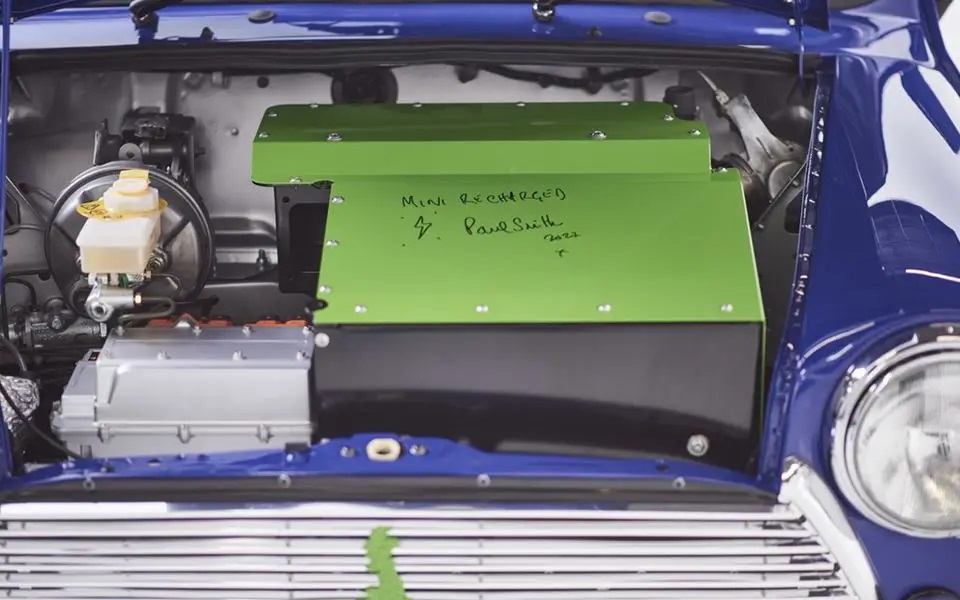 ICE（内燃機関）エンジンは外され、代わりにモーターと電池が搭載された