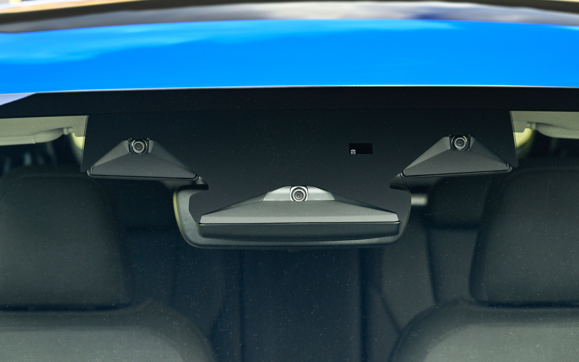 安全性能の1つ、アイサイトは横からの飛び出しに対応する広角の単眼カメラを加えた