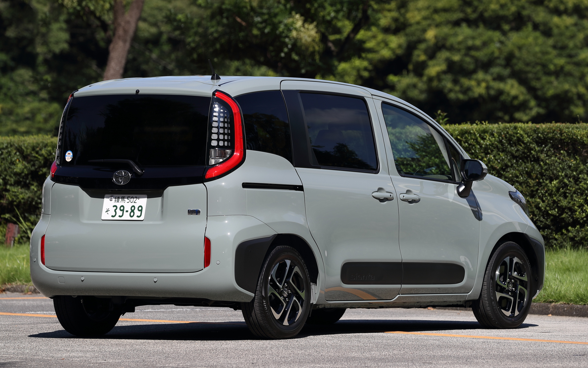 新型シエンタのリアまわり。ボディサイズは4260×1695×1695mm（全長×全幅×全高、4WDは車高1715mm）、ホイールベースは2750mm