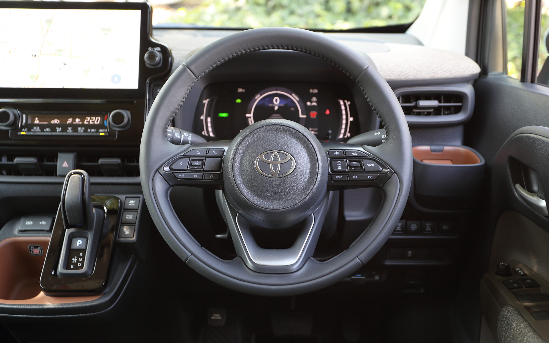 ステアリングホイールは3本スポークタイプ。水平方向はADASのコントロールスイッチなどで一杯