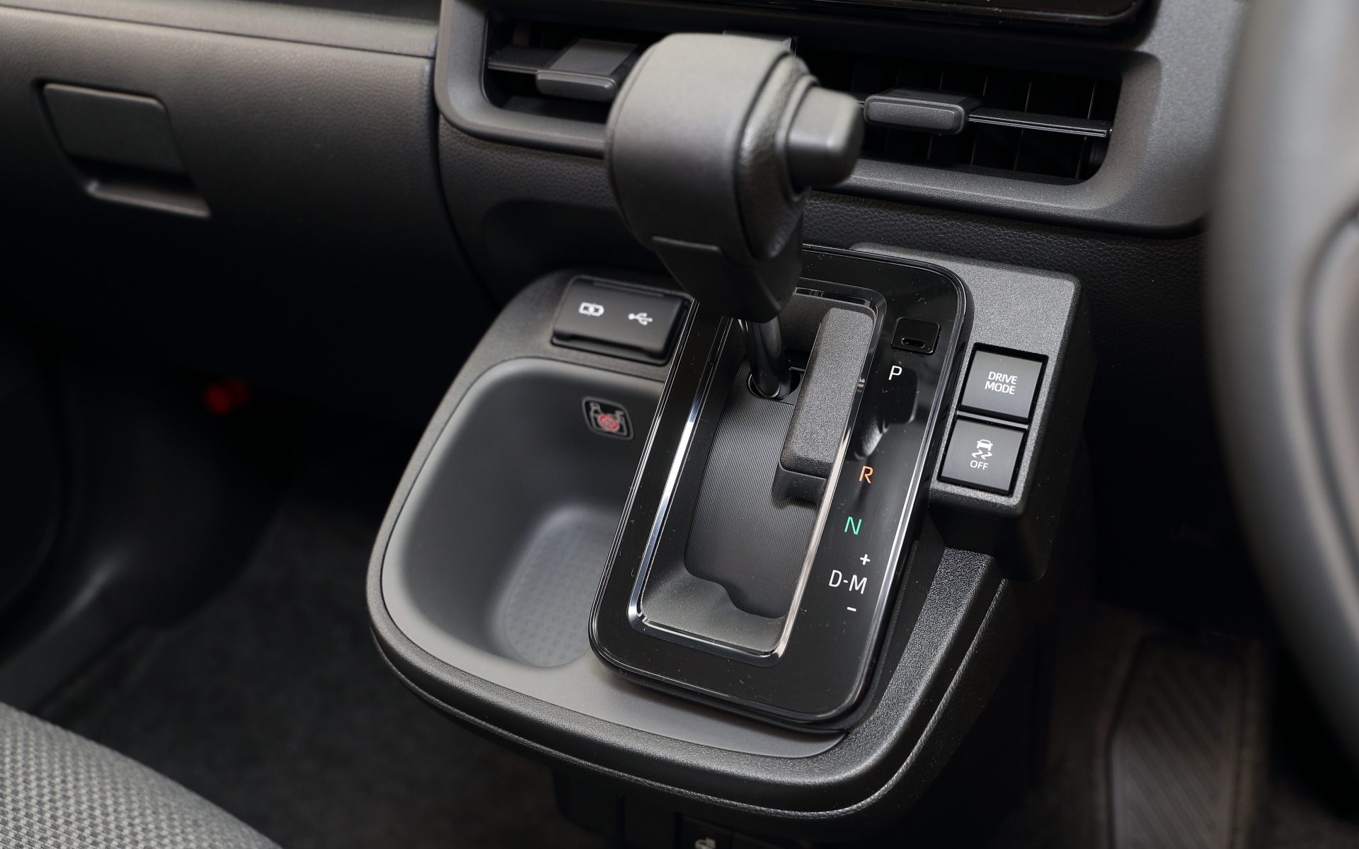 セレクトレバーまわりにハイブリッドモデルとの違いが出ている