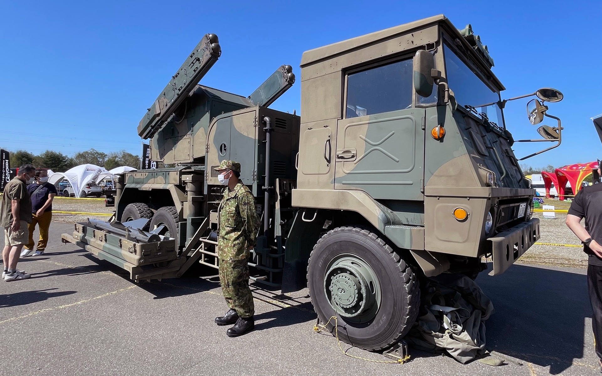 陸上自衛隊の自走式地対空ミサイルです。正式名称は分かりません。8発の中距離ミサイルを持ち指揮車とともに行動します。自衛隊員が親切に説明してくれました