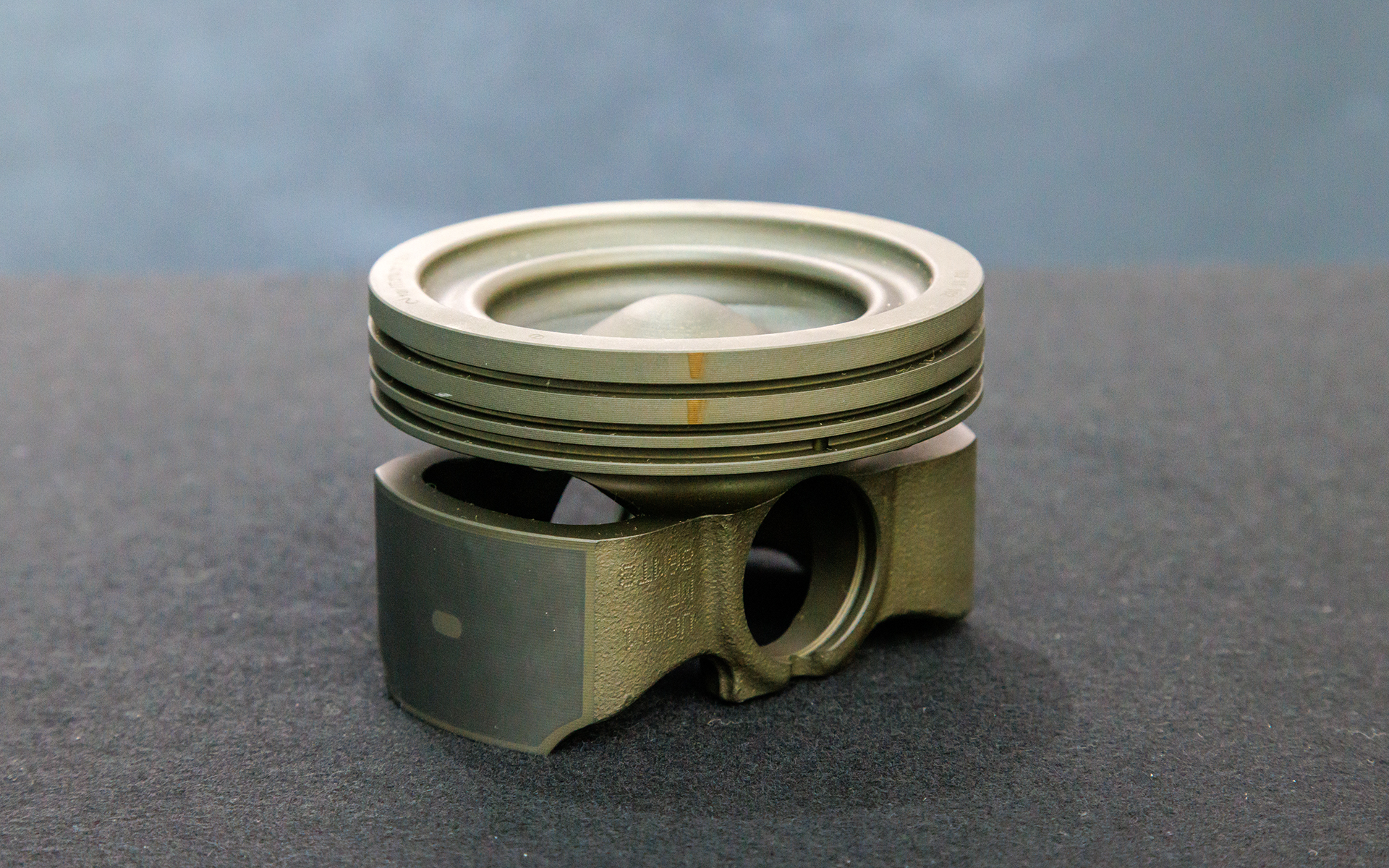 新たに開発されたスチール製のピストン