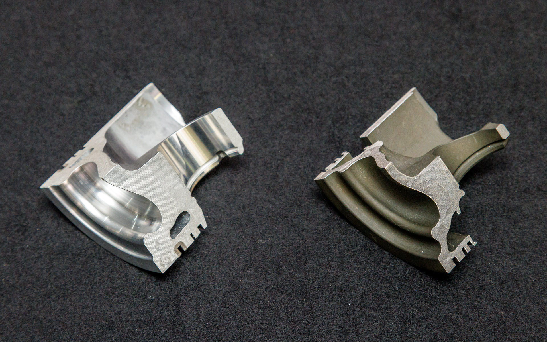 従来のピストンとの比較。燃焼室の形状が変わり、スカートが短くなり、肉厚も薄くなっていることが分かる