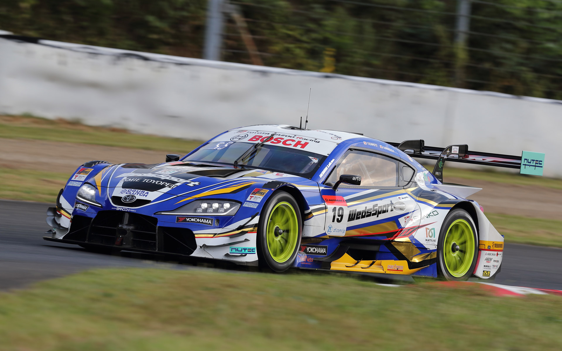 GT500のポールポジションをコースレコードで獲得した19号車WedsSport ADVAN GR Supra（国本雄資/阪口晴南）