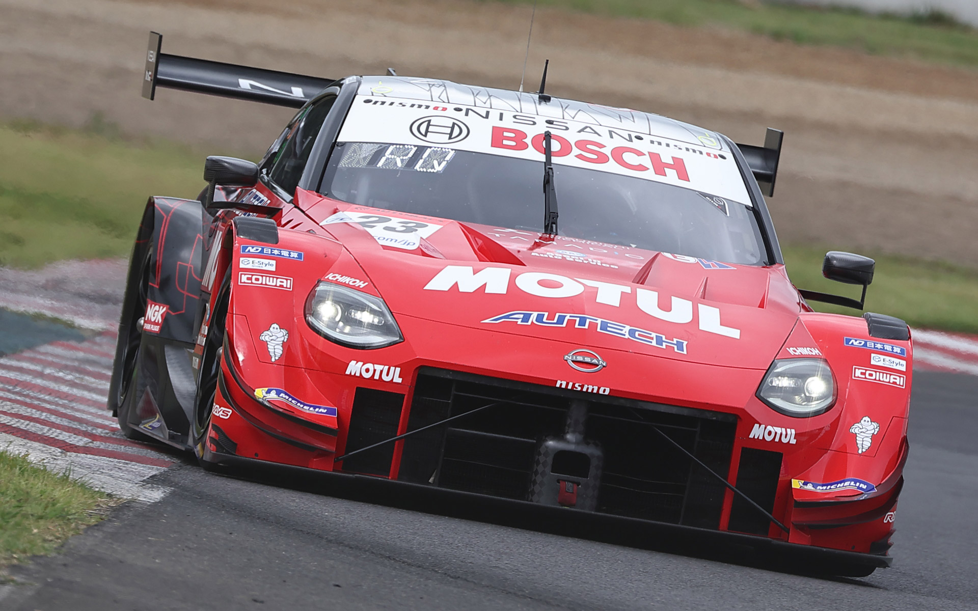 3位は23号車MOTUL AUTECH Z（松田次生/ロニー・クインタレッリ、MI）