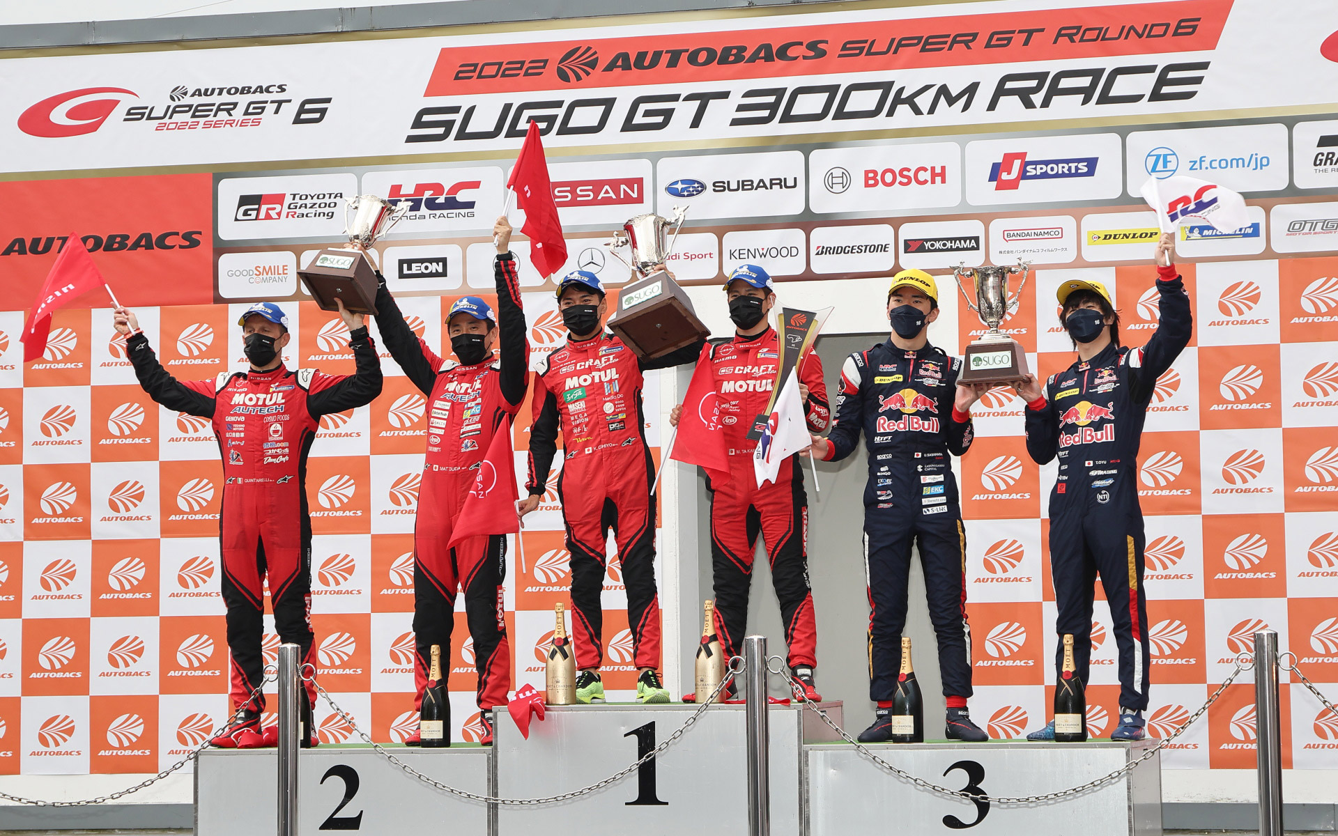 GT500クラスで優勝した3号車CRAFTSPORTS MOTUL Zの千代勝正選手と高星明誠選手（中央）