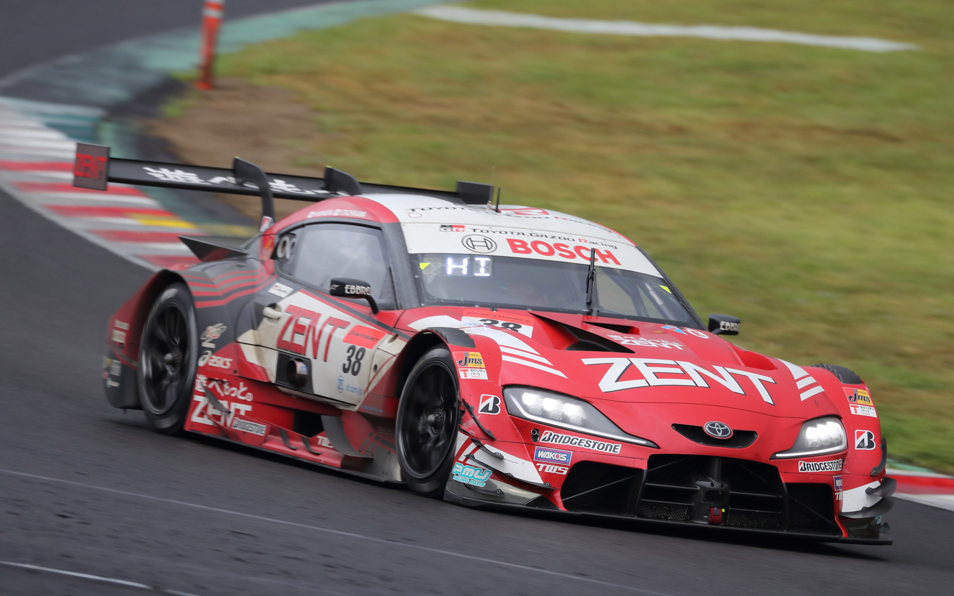 序盤、レースをリードした38号車ZENT CERUMO GR Supra（立川祐路/石浦宏明、BS）