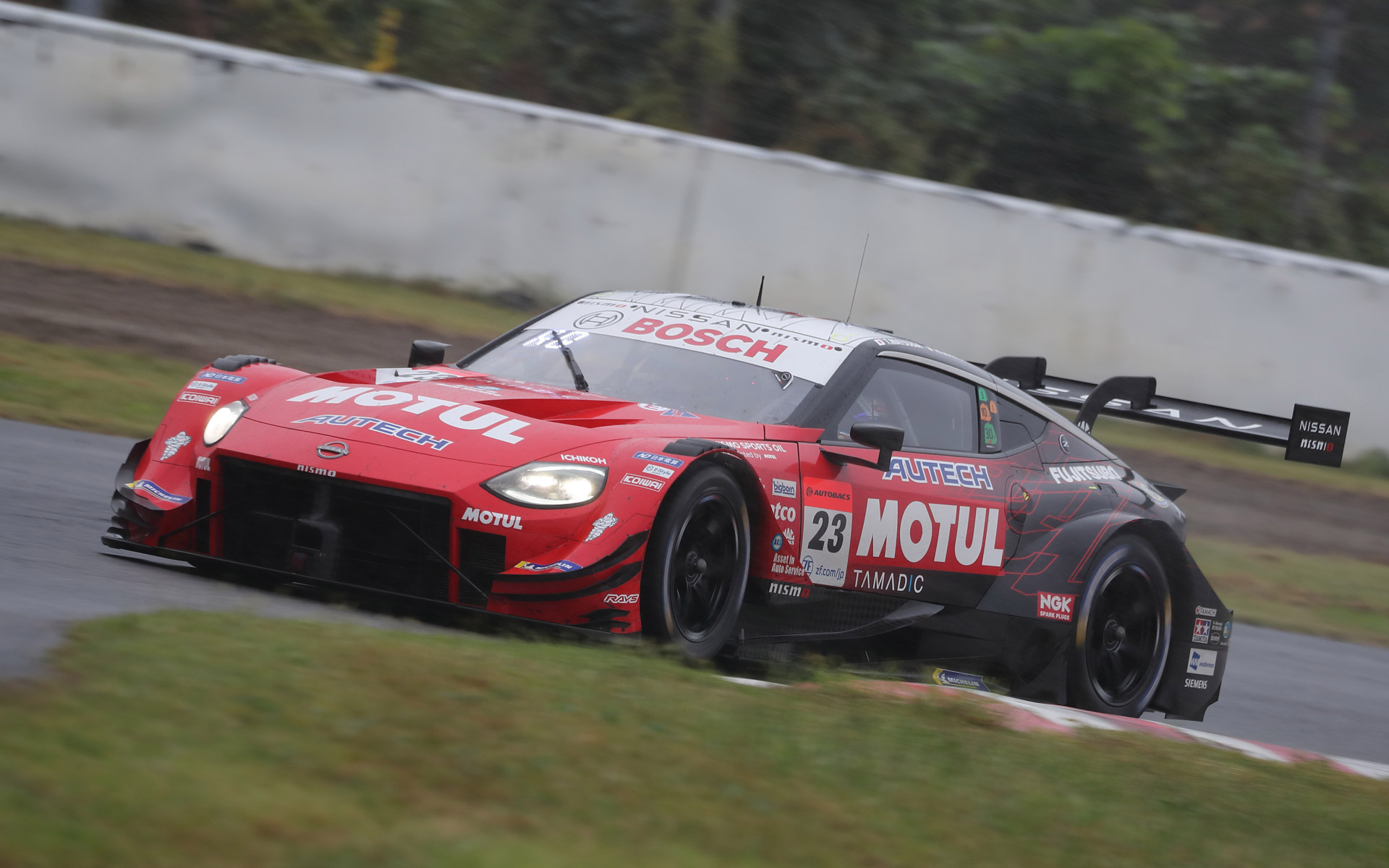 ピットインのタイミングをずらし、フルコースイエローも活用できたことで、一時トップに立った23号車MOTUL AUTECH Z（松田次生/ロニー・クインタレッリ、MI）