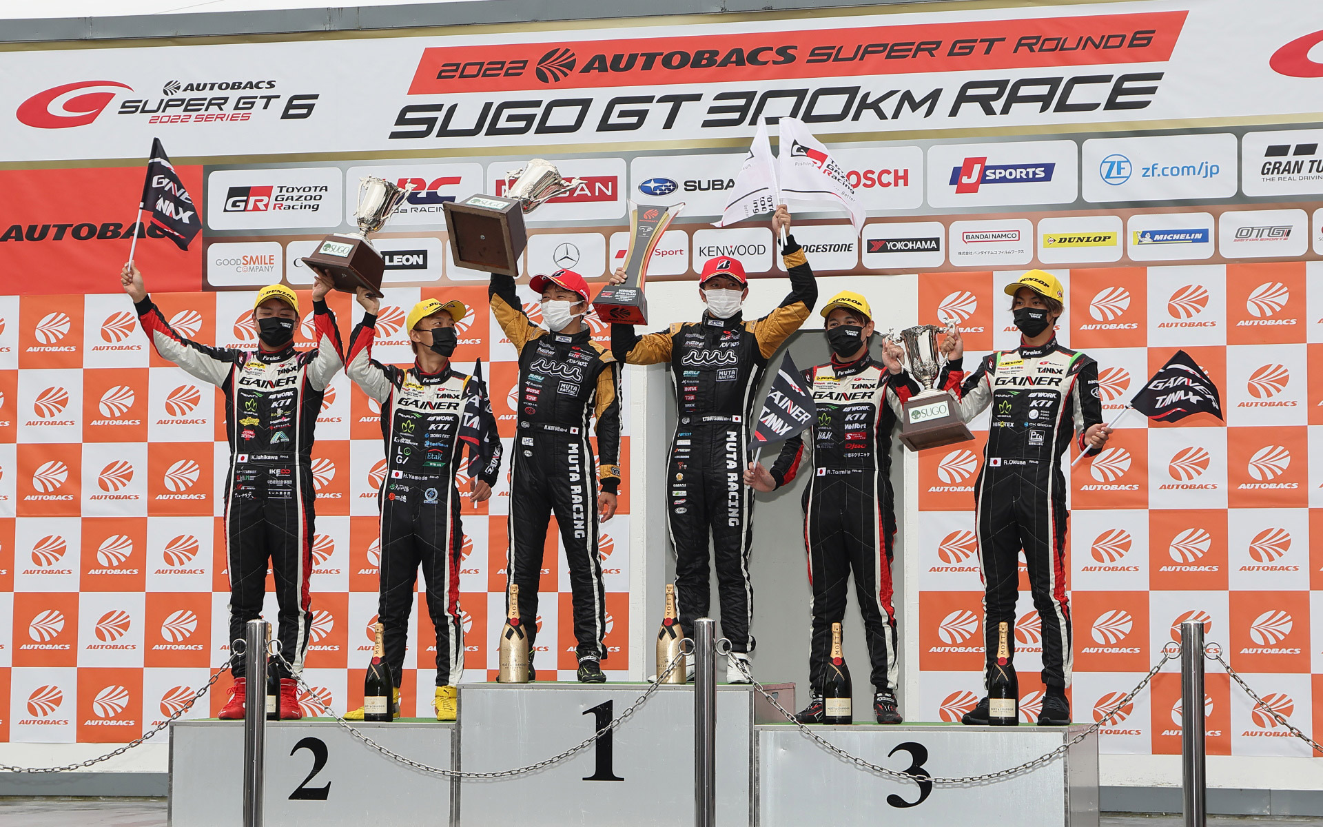 表彰台の加藤寛規選手と堤優威選手（中央）